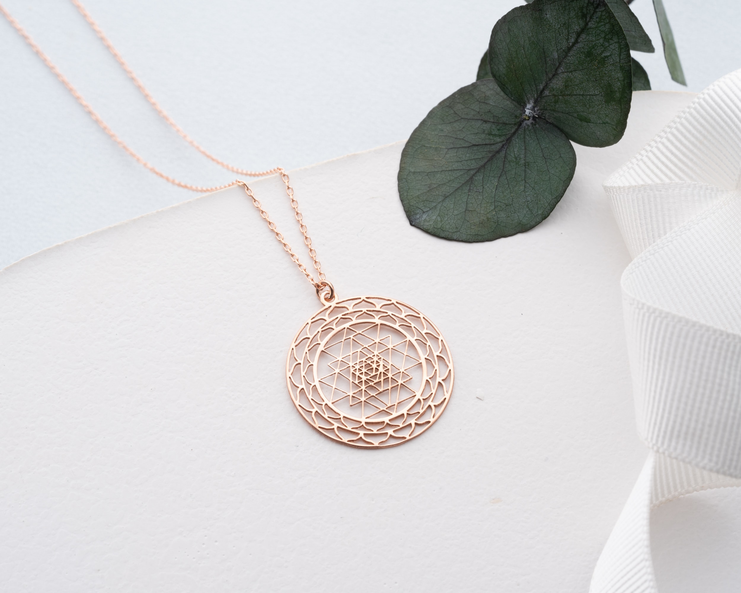 Sri Yantra Yuvarlak Spiral Kesim 925 Ayar Gümüş Kolye – Spiral Kesim Spiritüel Takı