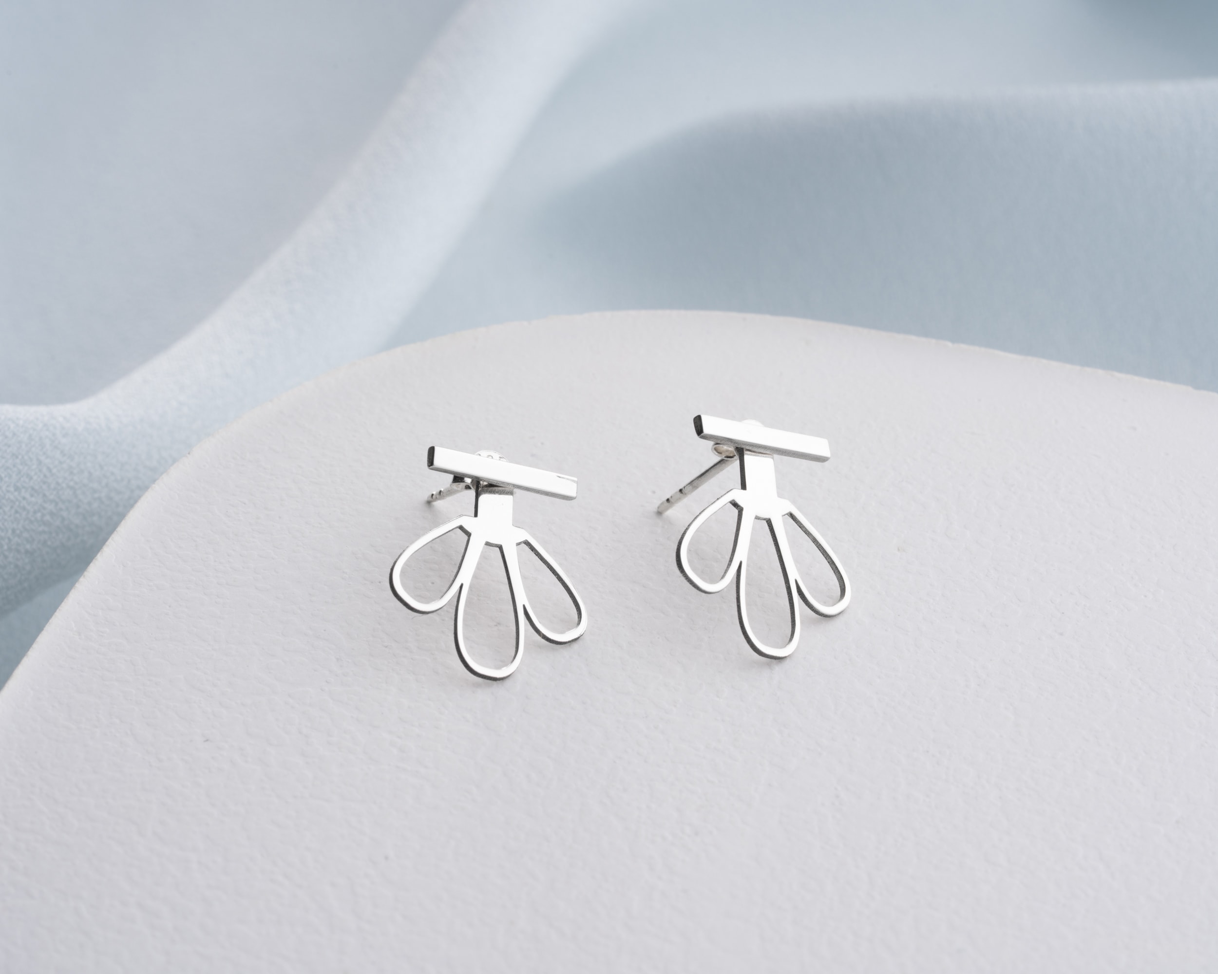 Lotus Çiçeği Çift Katmanlı Çivili Küpe 925 Ayar Gümüş – Kadın Takısı - – Minimal ve Zarif Tasarım