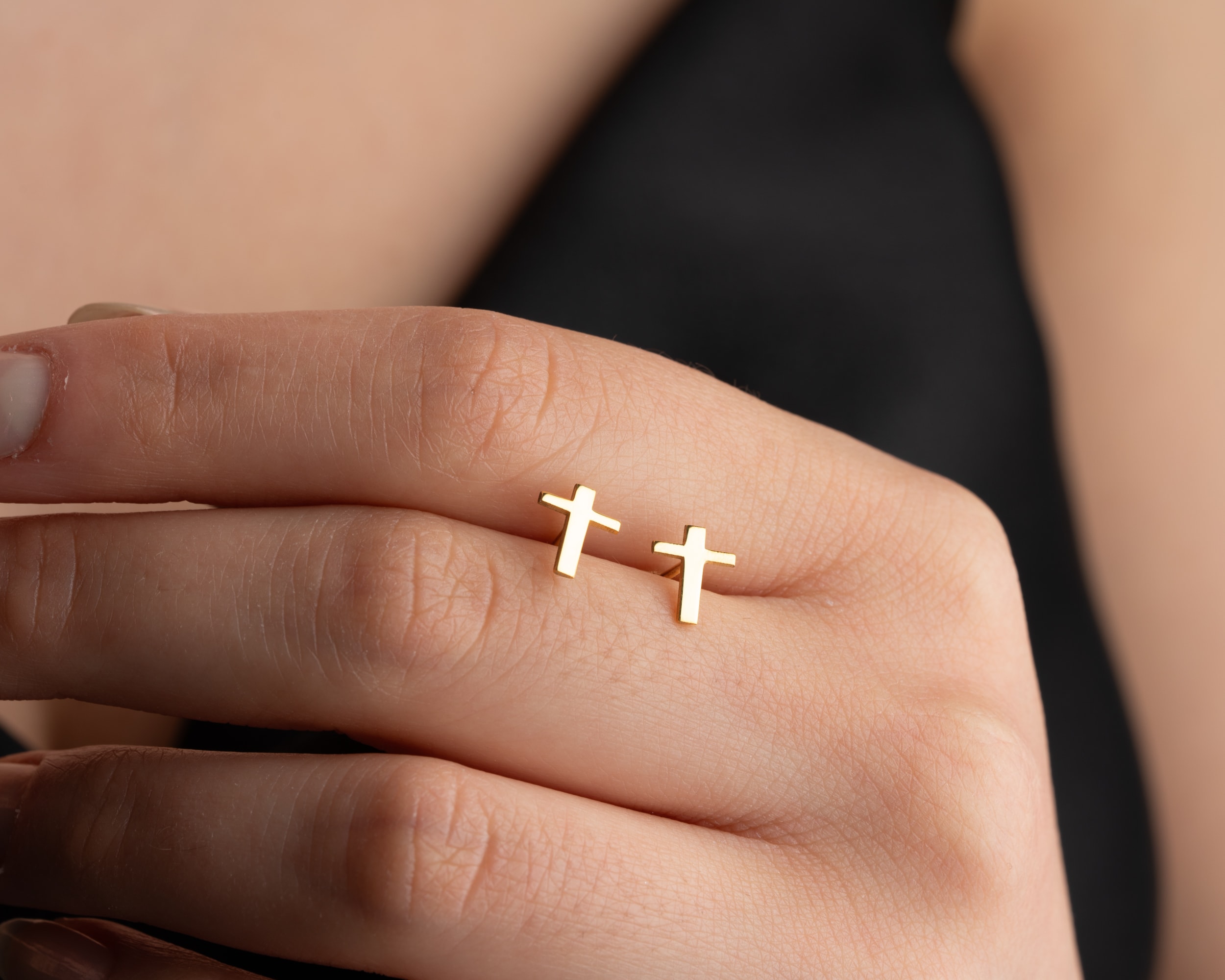 Çivili Haç Küpe – Minimal ve Şık Tasarım | İnanç ve Stil Bir Arada