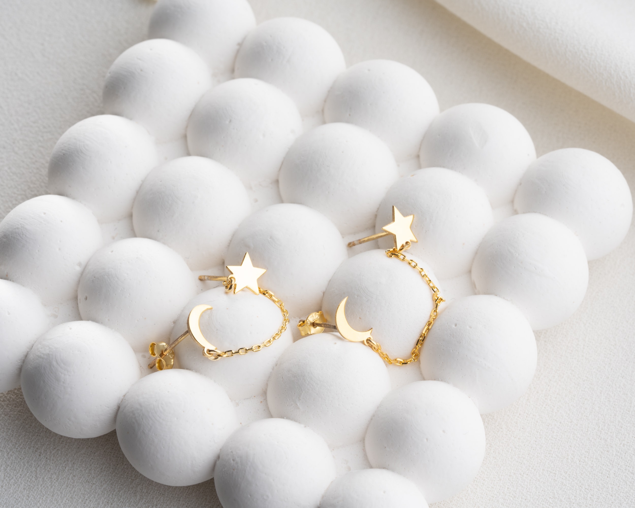 Çivili Ay Yıldız Küpe – Minimal ve Zarif Tasarım – Anlamlı Hediye Seçeneği