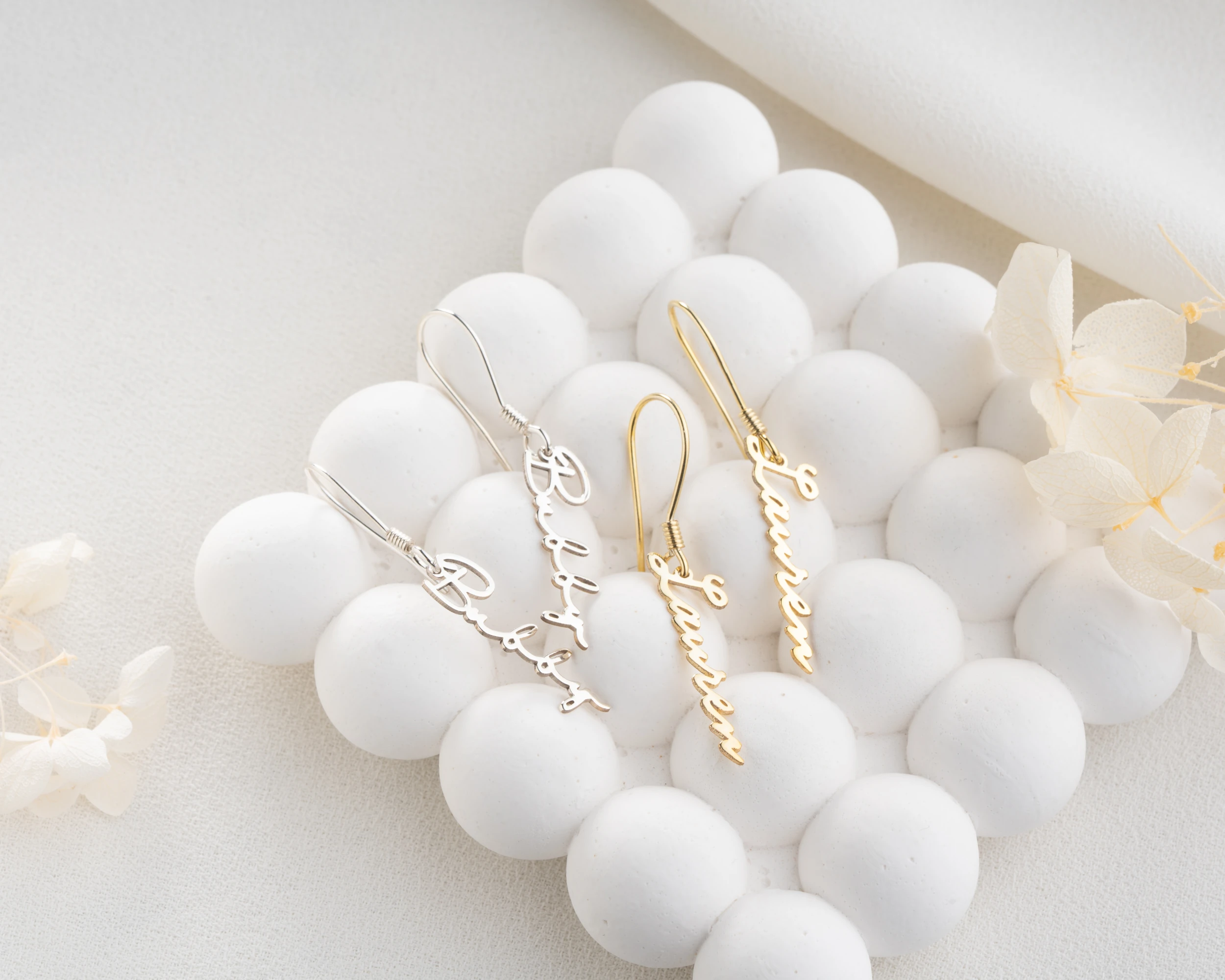 Dik Sallantılı İsim Küpe 925 Ayar Gümüş – Kişiselleştirilebilir Kadın Takısı