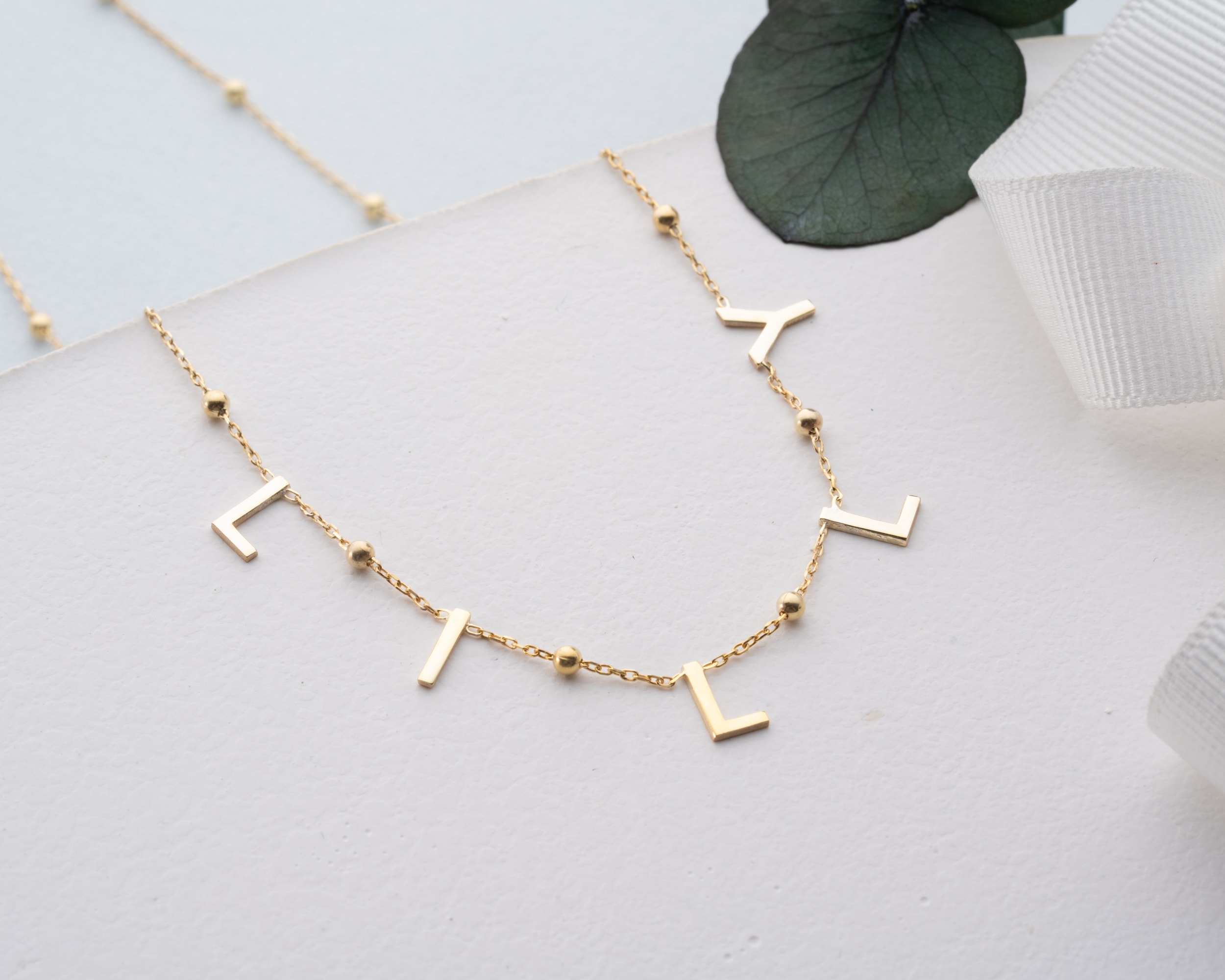 Aralıklı Harf Sembollü İsim Harf Kolye – Top Zincirli Kişiye Özel Zarif Tasarım