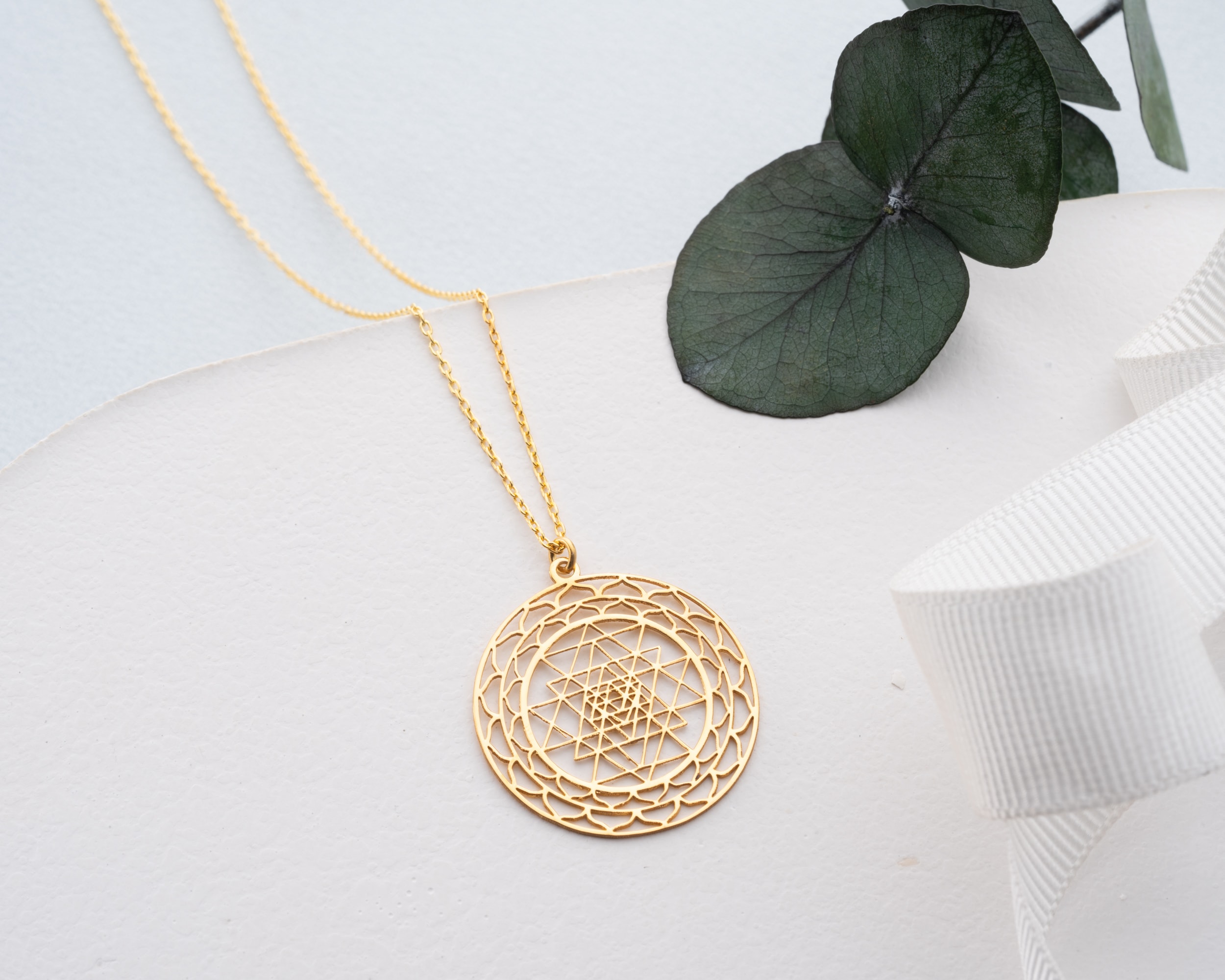 Sri Yantra Yuvarlak Spiral Kesim 925 Ayar Gümüş Kolye – Spiral Kesim Spiritüel Takı