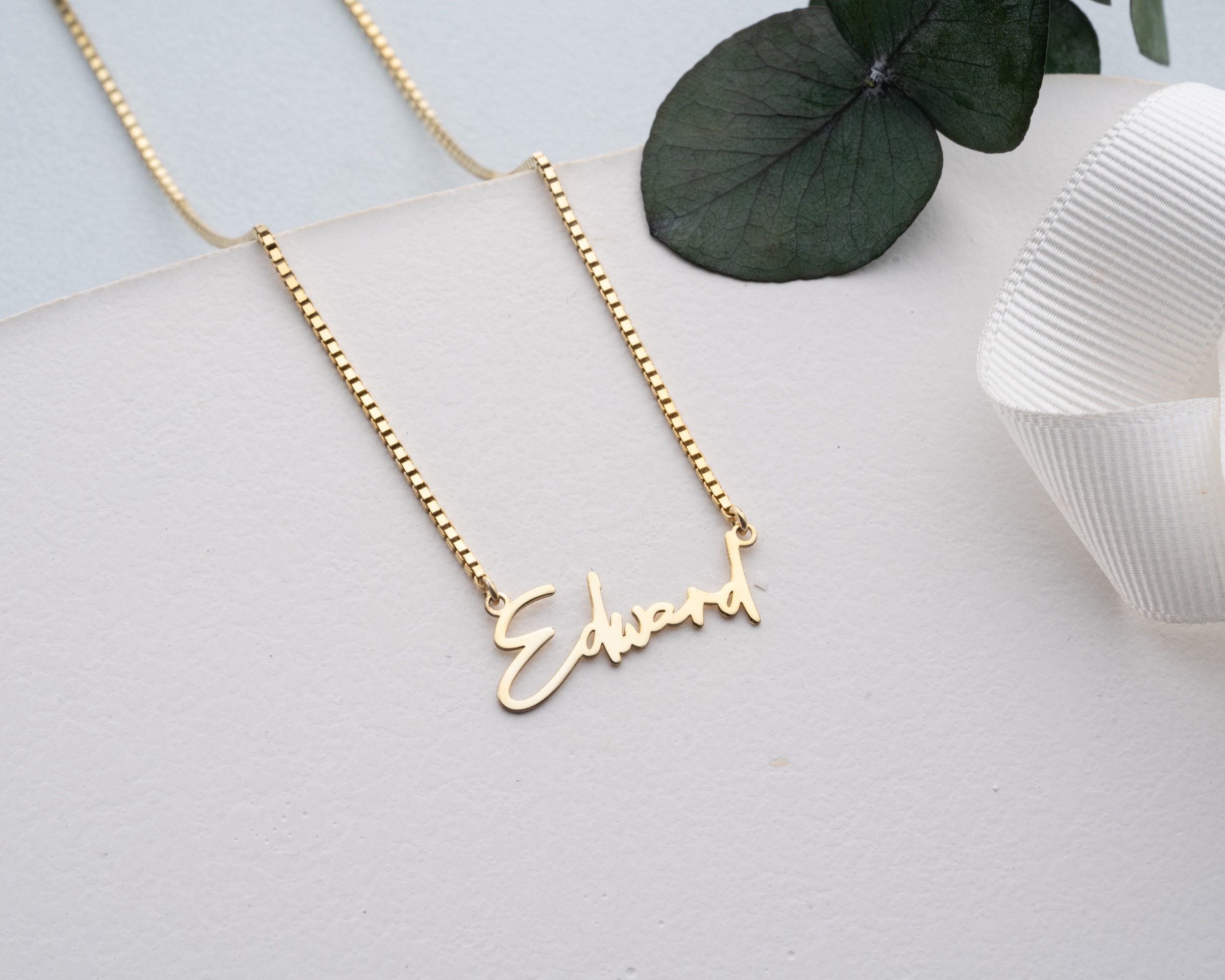 İsim Kolye Küp Zincir – Zarafet ve Kişisel Dokunuşun Buluştuğu Tasarım