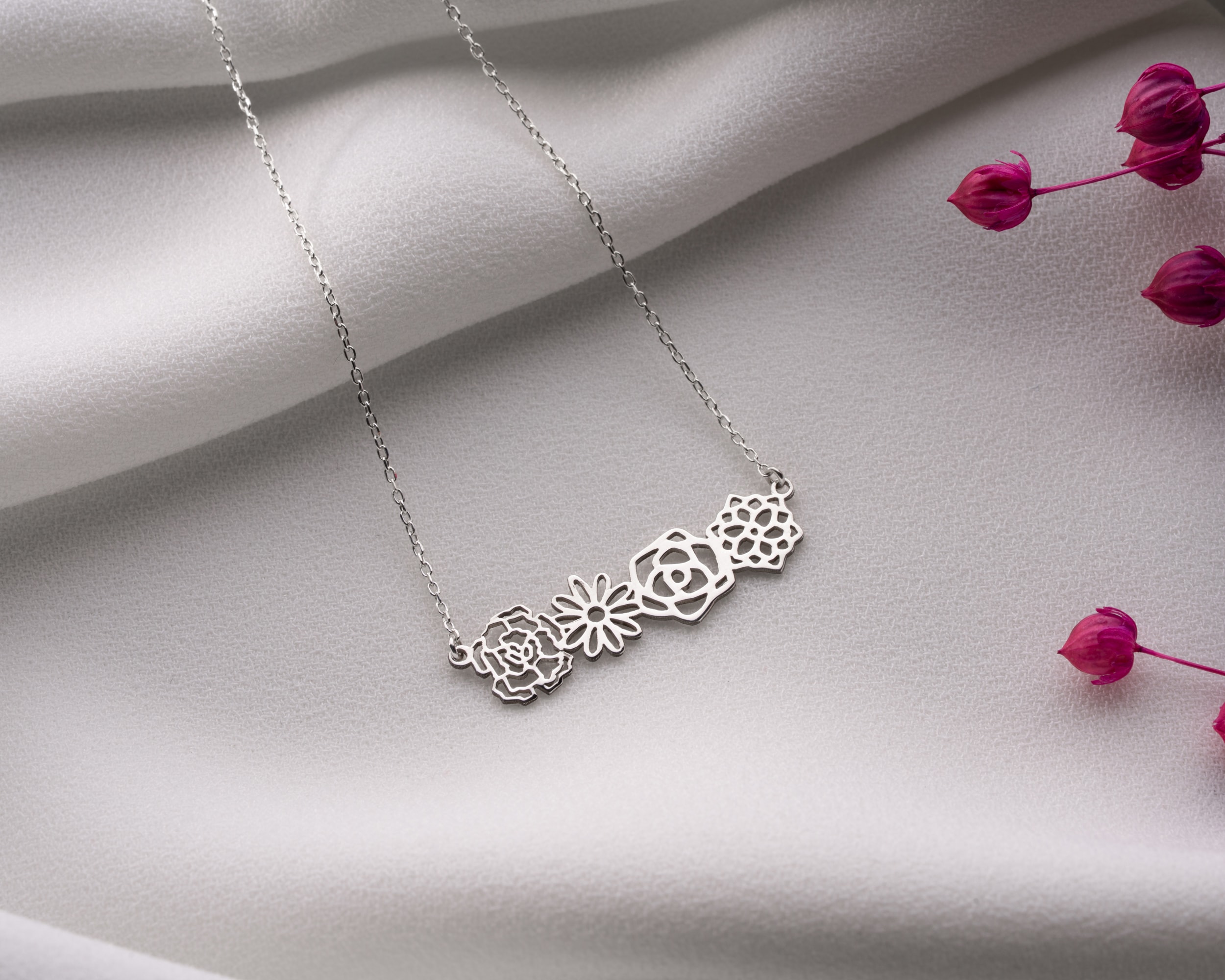 Aileyi Sembolize Eden Çoklu Doğum Çiçekli Kolye – Kişiselleştirilebilir Tasarım