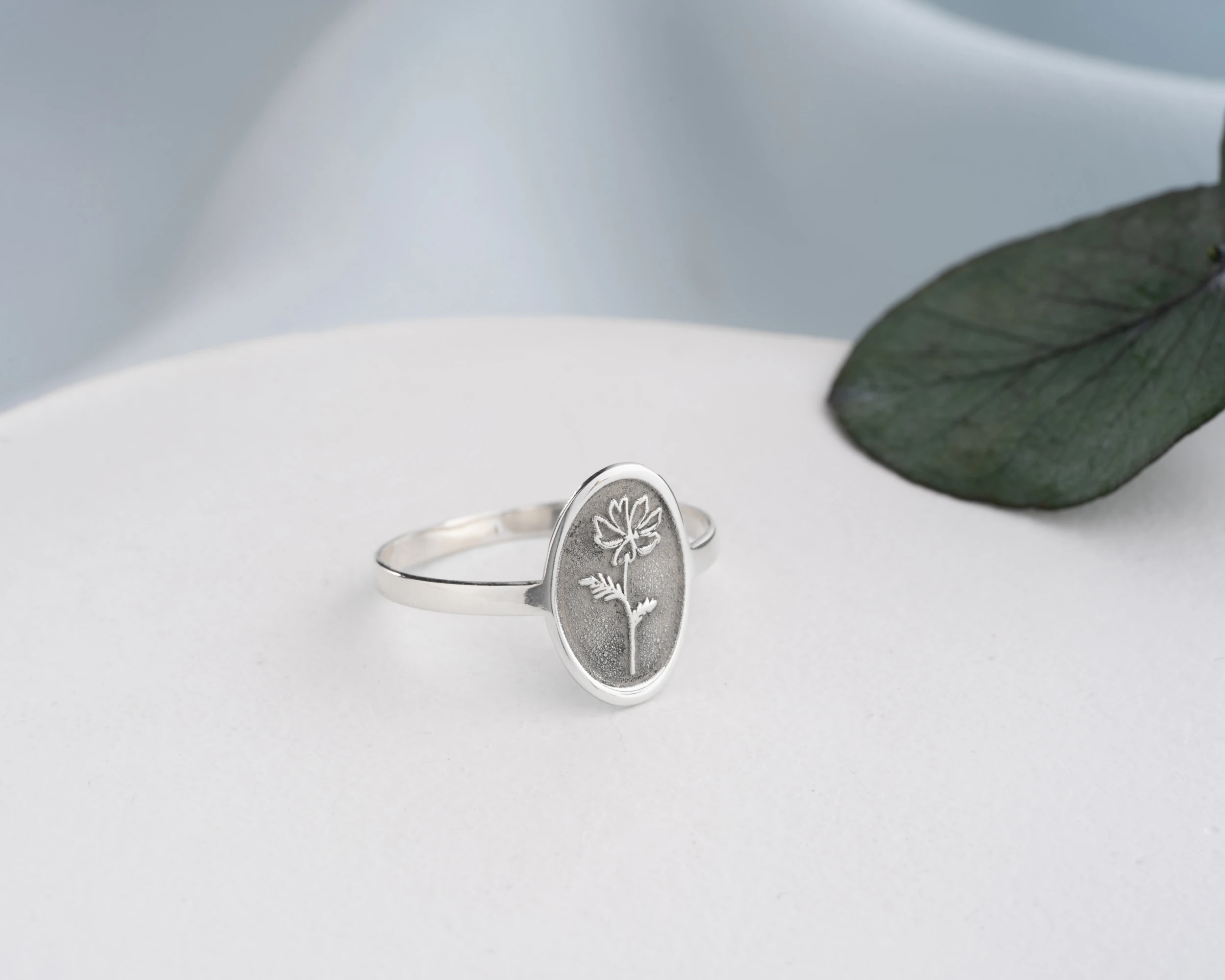 925 Gümüş Oval Doğum Çiçekli Yüzük – Minimal, Zarif ve Anlamlı Tasarım