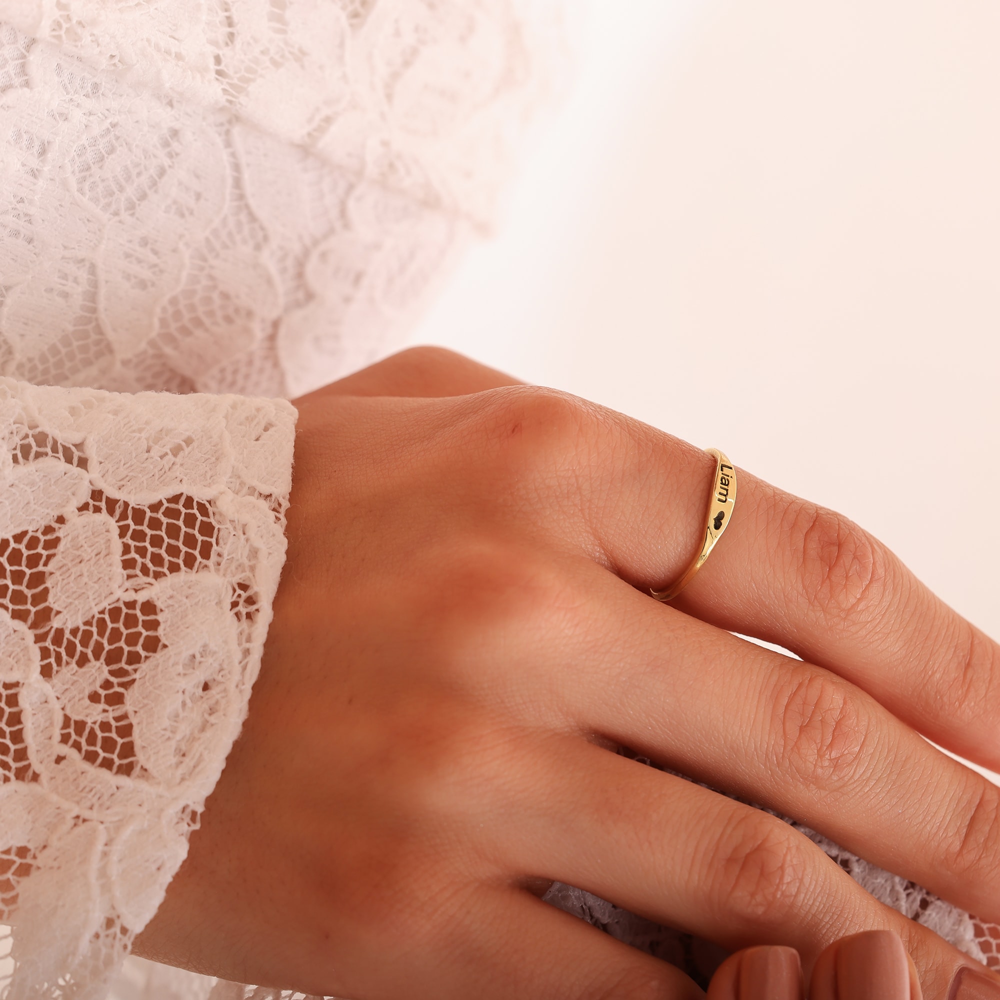 Kişiye Özel İsimli Figürlü Yüzük – Zarif ve Anlamlı Takı