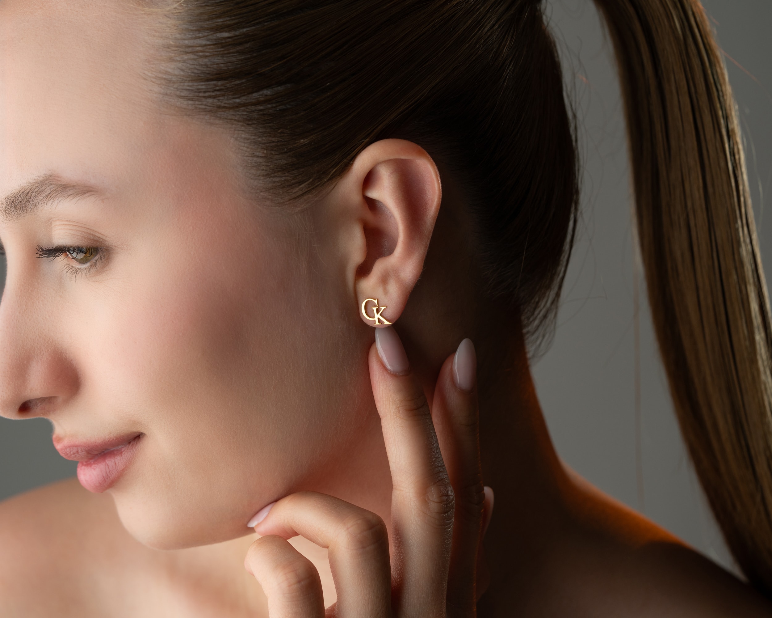 Kişiye Özel Çift Harf Küpe – Minimal ve Şık Aksesuar