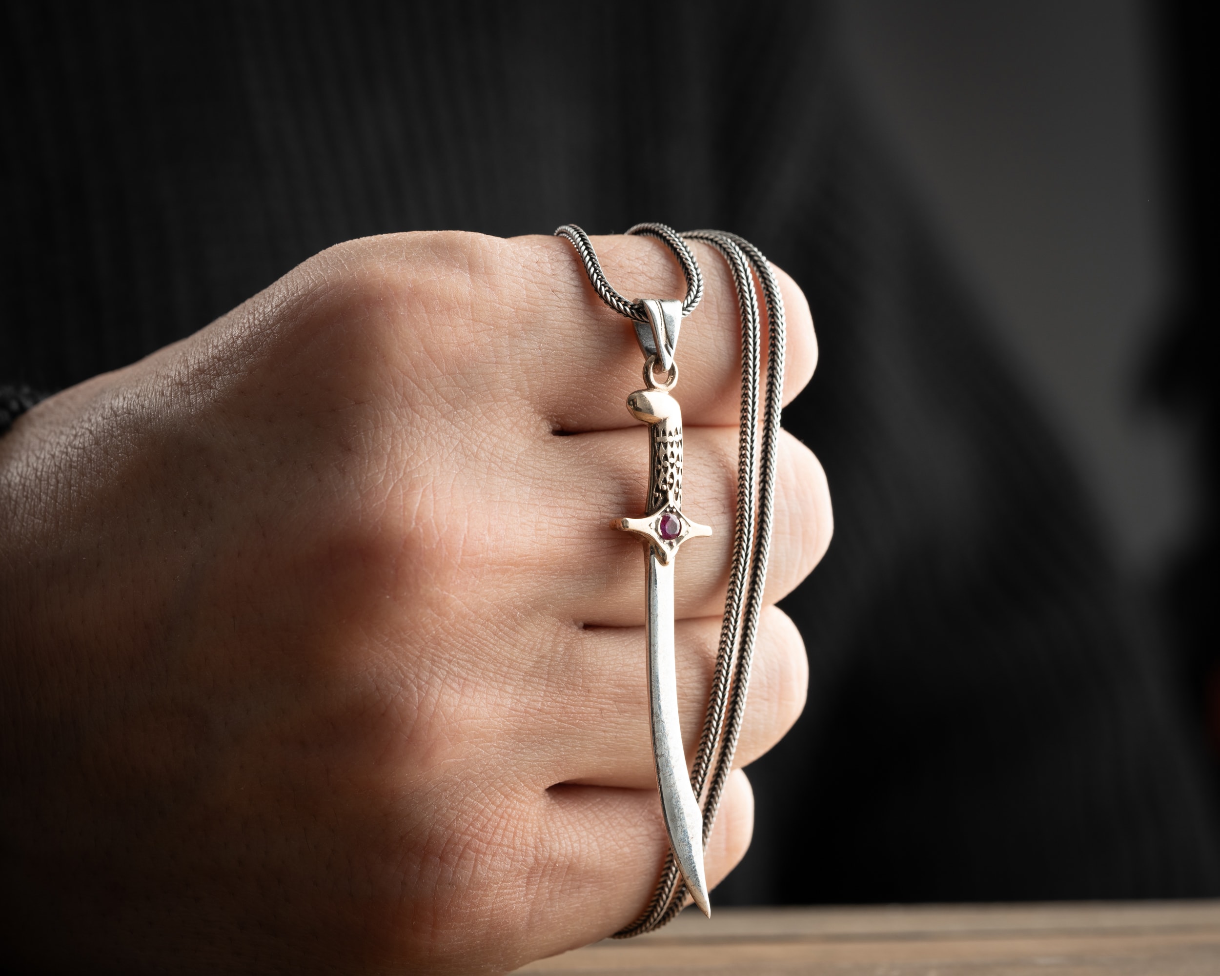 Taşlı Kılıç Erkek Kolye | Tilki Kuyruğu Zincirli Güç ve Stil Sahibi Tasarım