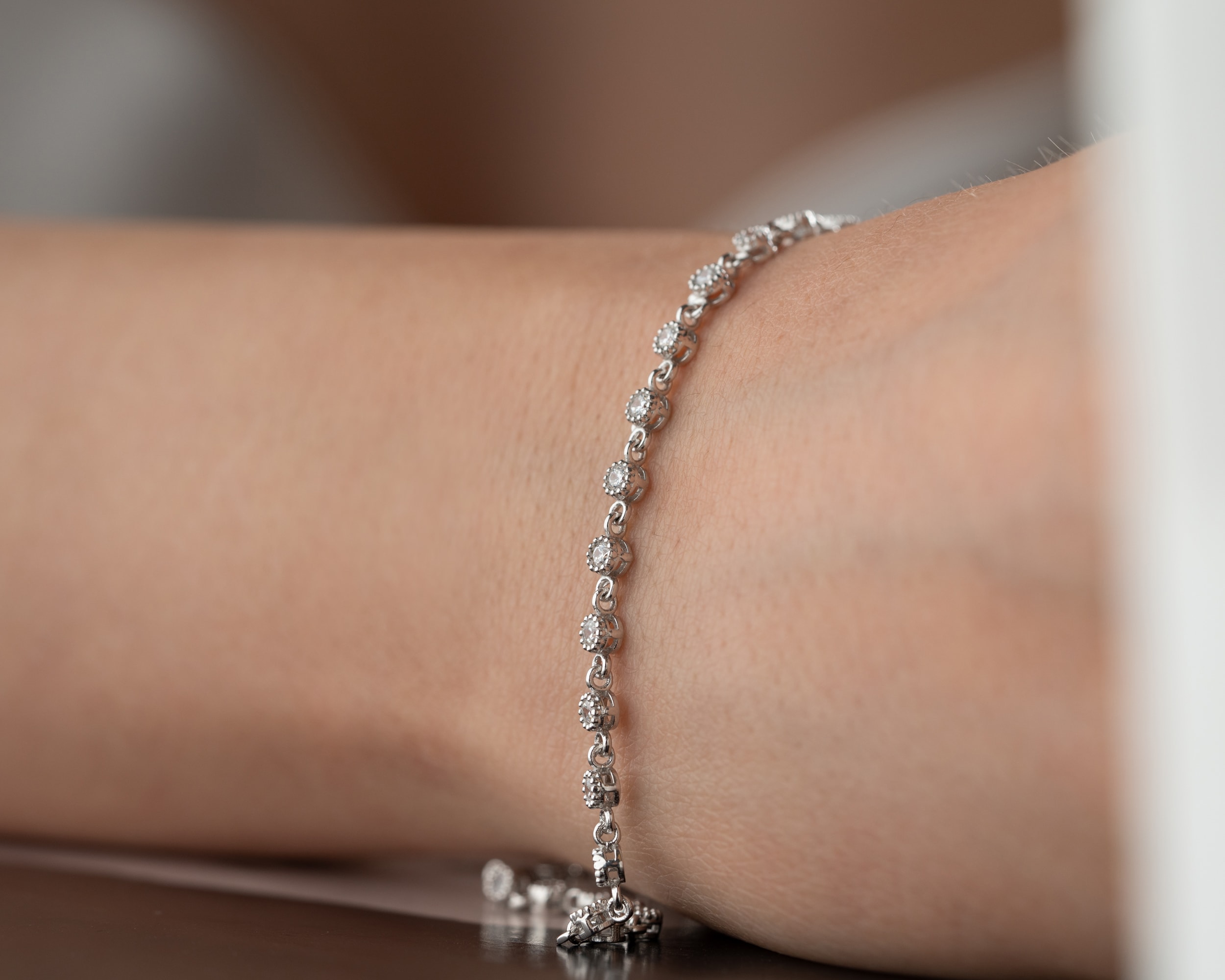 Parıltısıyla Kalpleri Isıtan Hediye - Yuvarlak Taşlı Zarif Bileklik