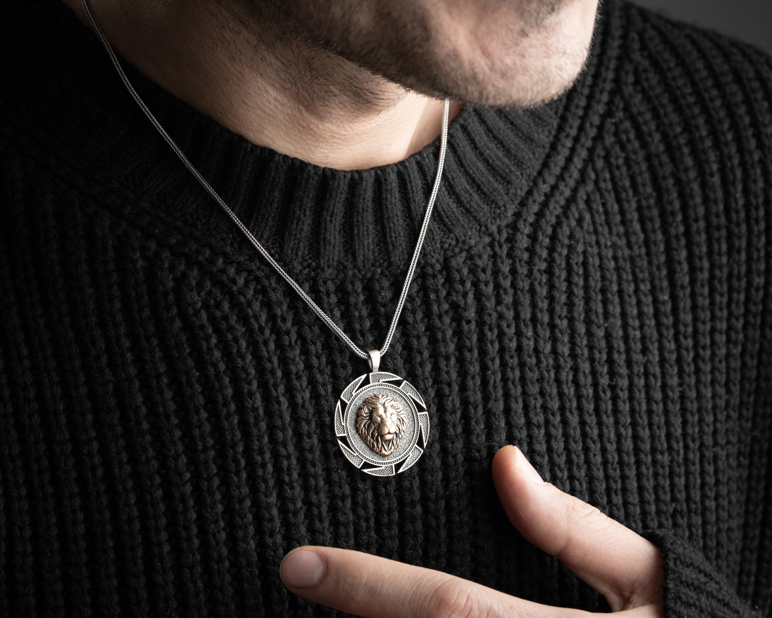 Kabartma Aslan Erkek Kolye | Tilki Kuyruğu Zincirli Güç ve Karizma Tasarımı