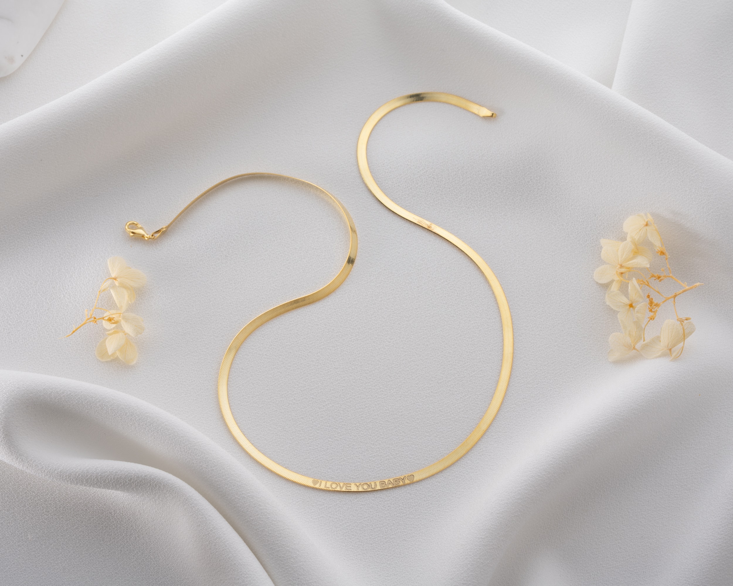 Gravürlü İtalyan Yassı Kolye – İsimli & Unisex Gümüş Model