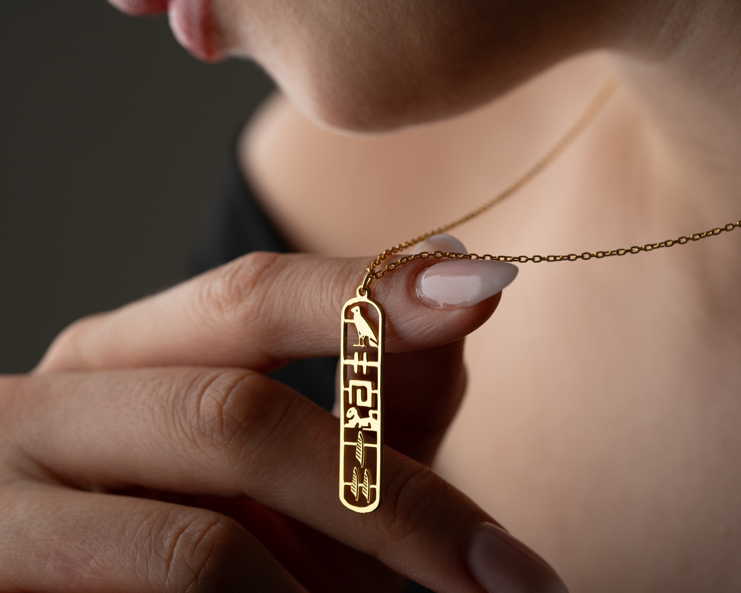 Mısır Hiyeroglif İsim Kolye – Özenle Oyulmuş Kişiye Özel Tasarım