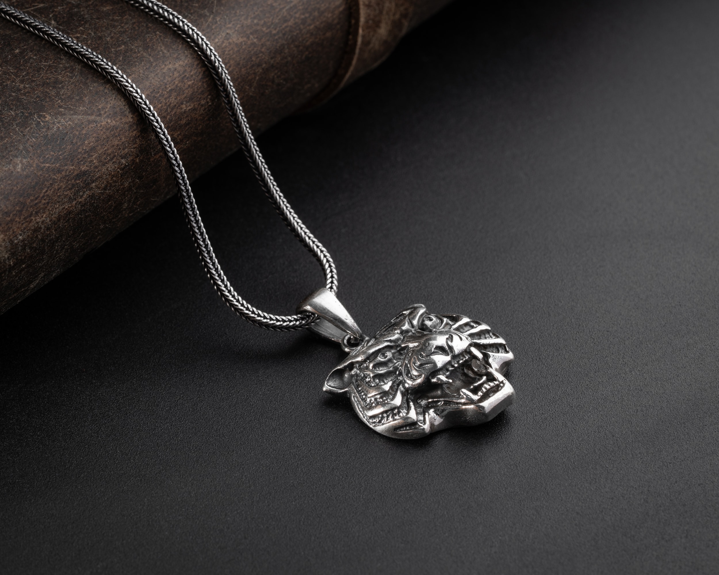 3 Boyutlu Kaplan Erkek Kolye – Tilki Kuyruğu Zincirli Güçlü ve Karizmatik Tasarım