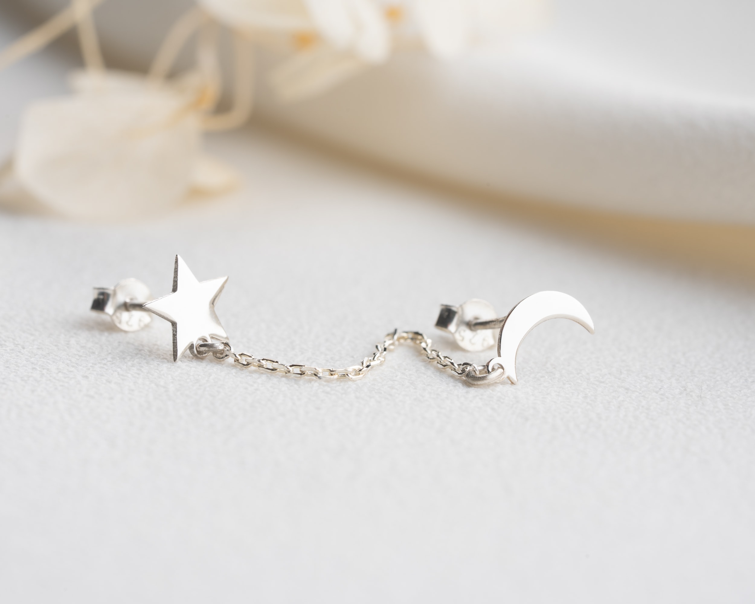 Çivili Ay Yıldız Küpe – Minimal ve Zarif Tasarım – Anlamlı Hediye Seçeneği