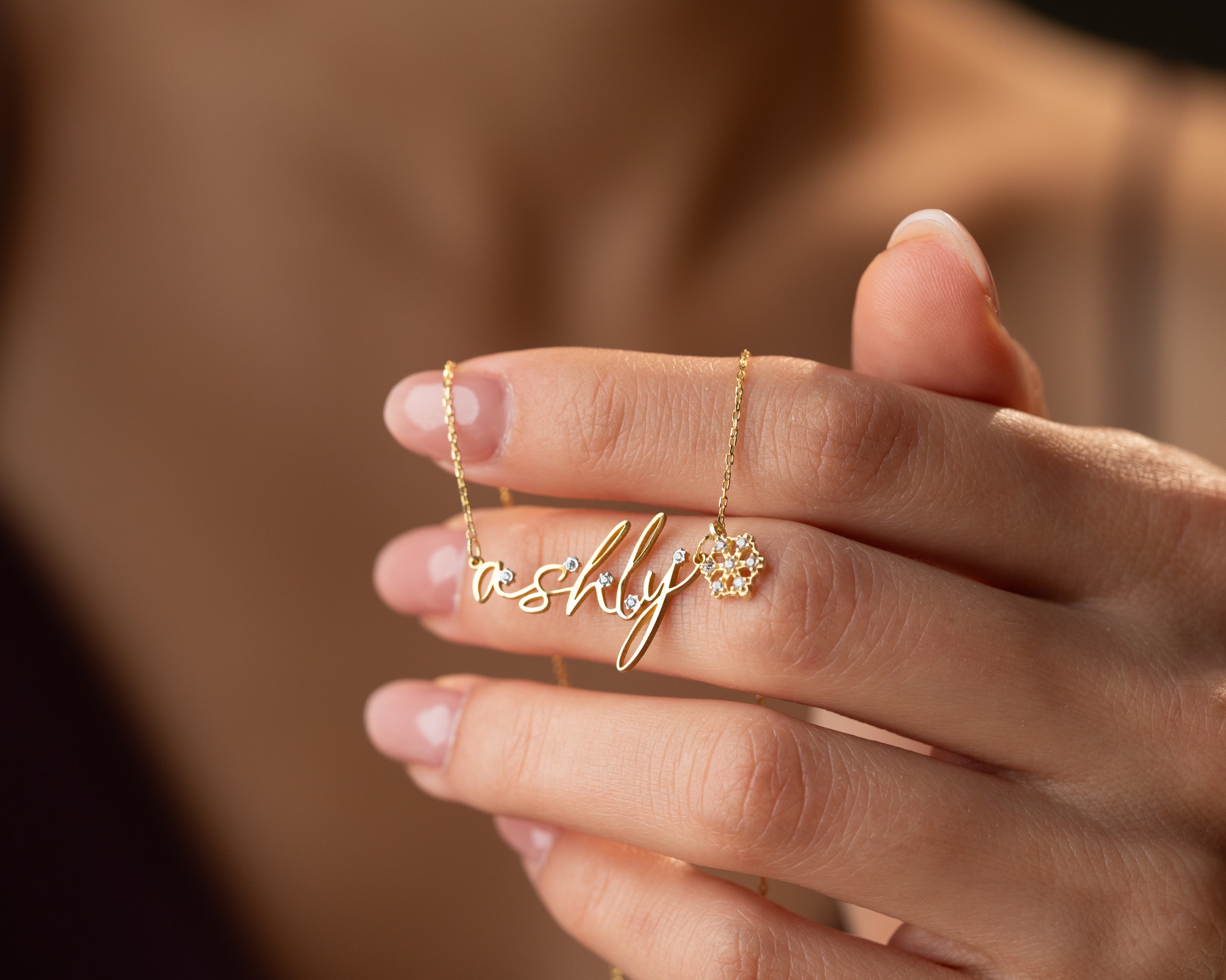 925 Gümüş Sallanan Charmlı Taşlı İsim Kolye – Zarif ve Minimal Tasarım