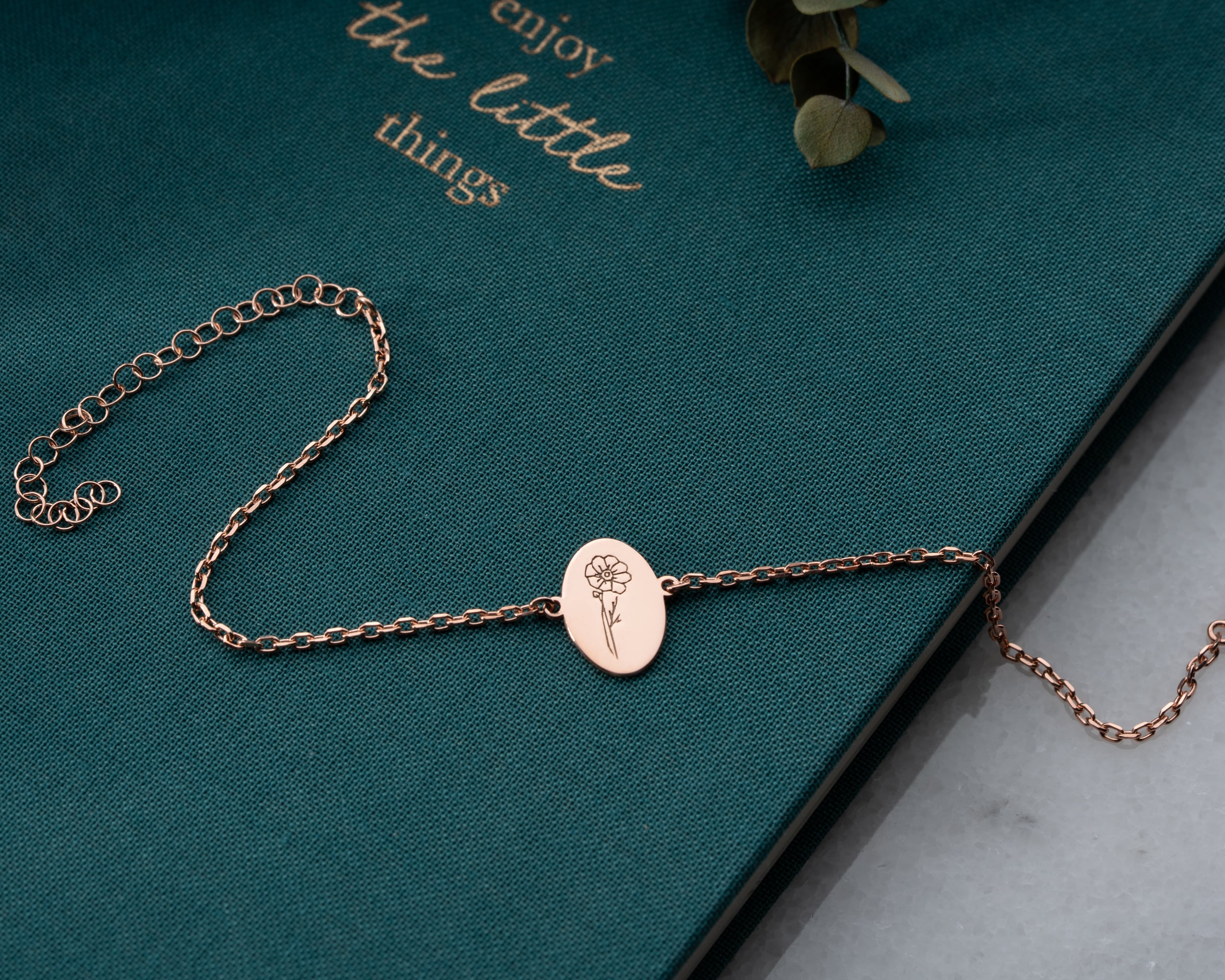 Oval Doğum Çiçekli Bileklik – Kişiye Özel Tasarım | Minimal ve Zarif