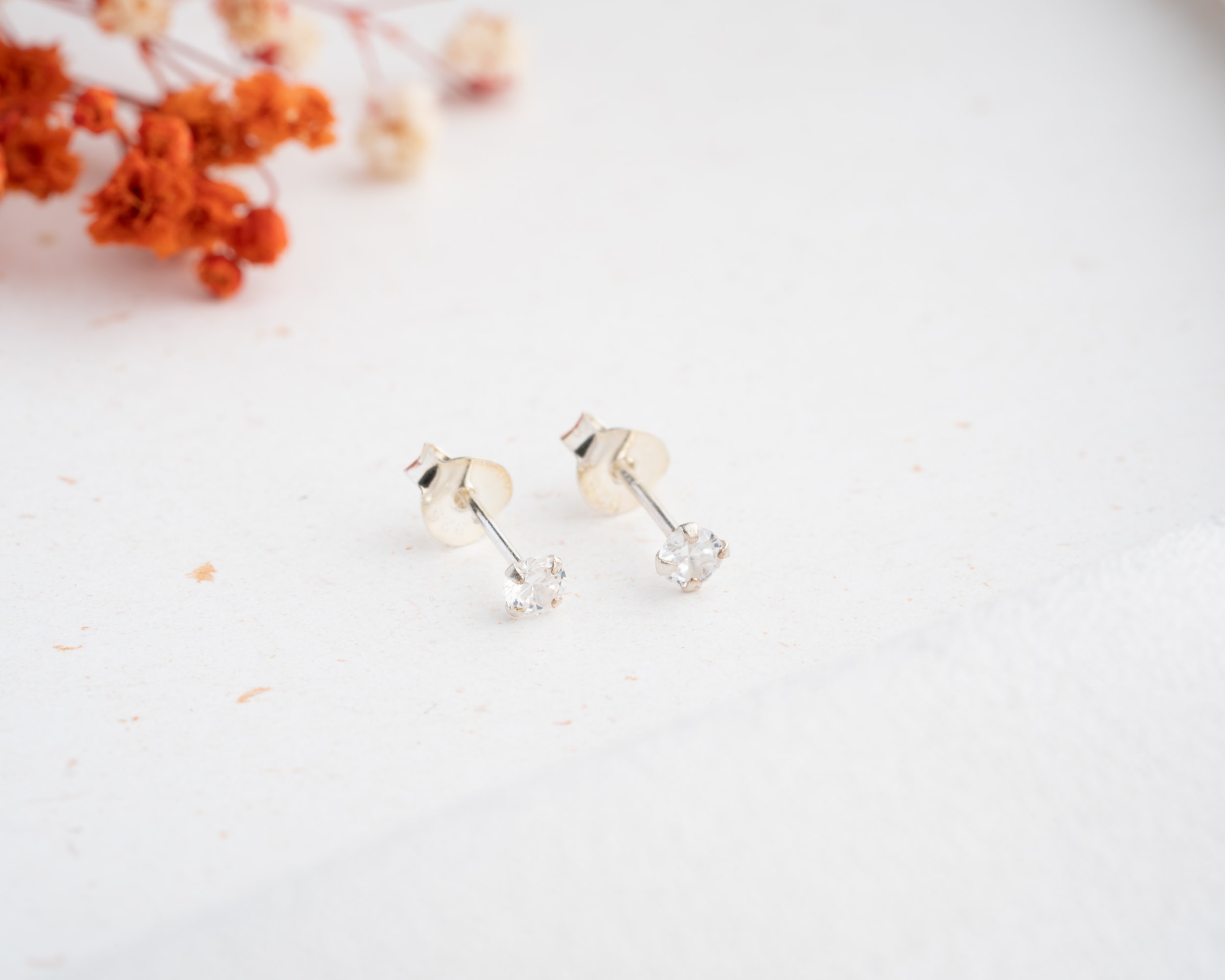 Çivili Tek Taş Küpe 925 Ayar Gümüş – Zamansız ve Zarif Takı