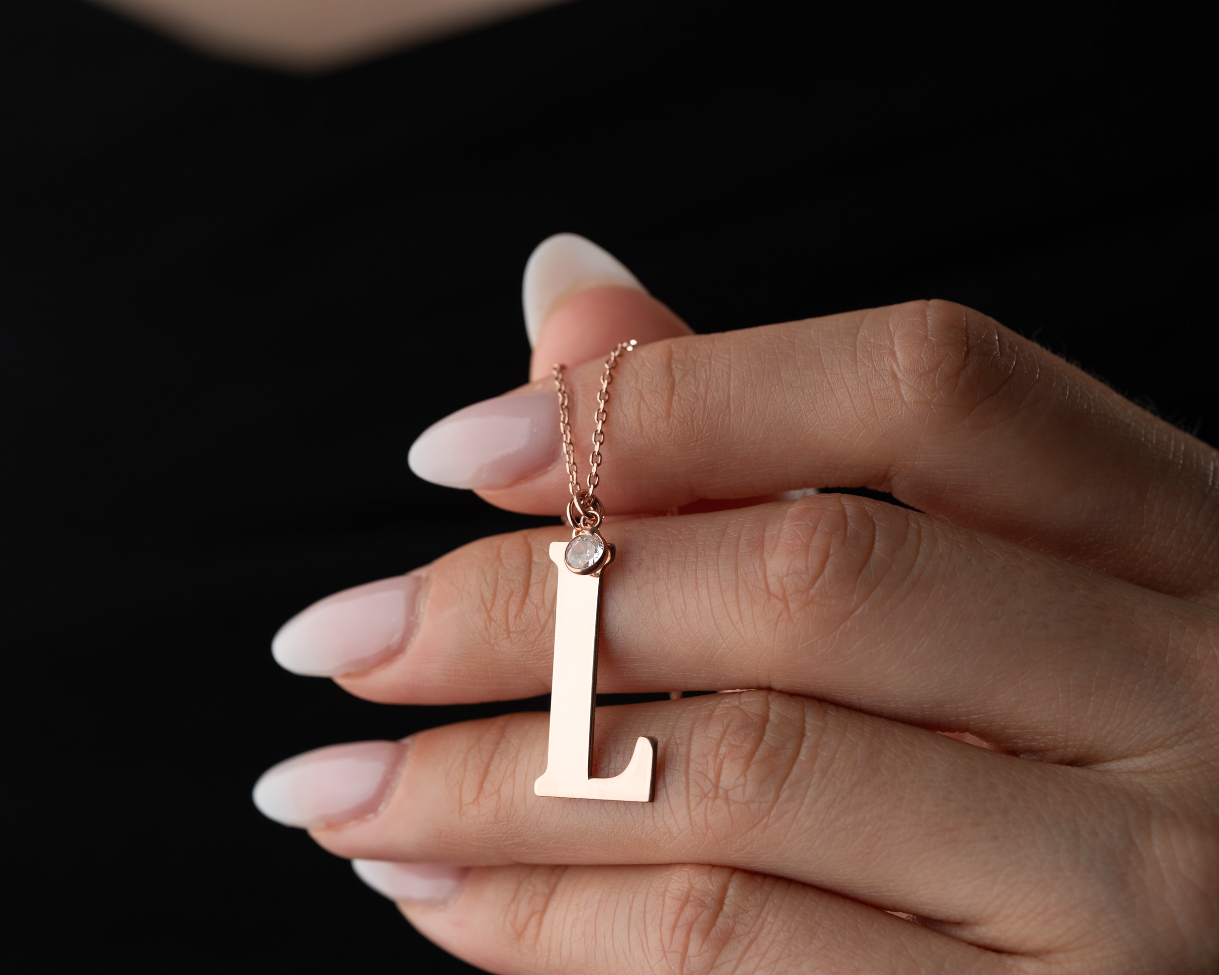 Doğum Taşlı Büyük Harf Kolye – Kişiye Özel Işıltılı Tasarım | 925 Ayar Gümüş