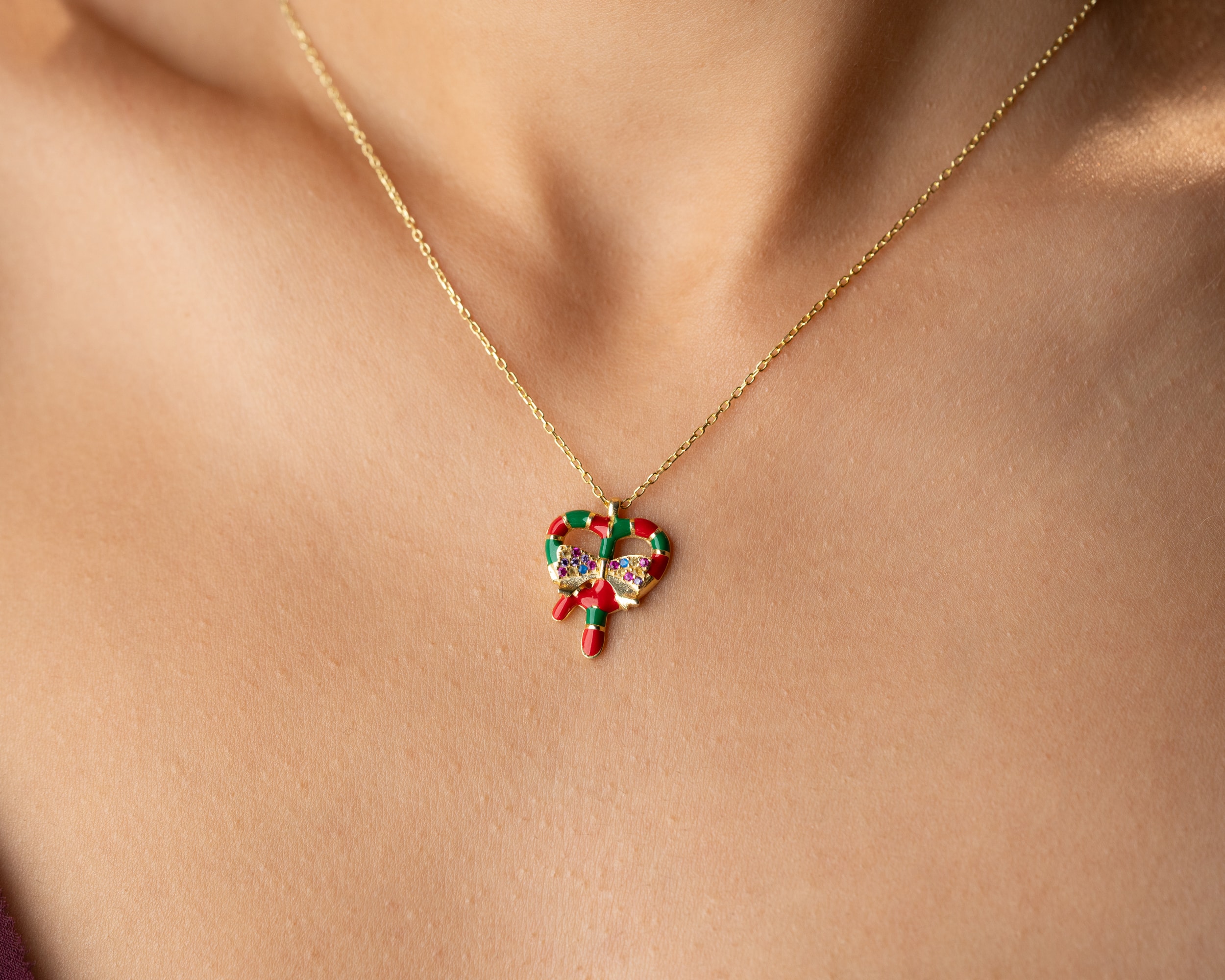 Mineli Yılbaşı Fiyonk Kolye – Renkli ve Zarif 925 Ayar Gümüş