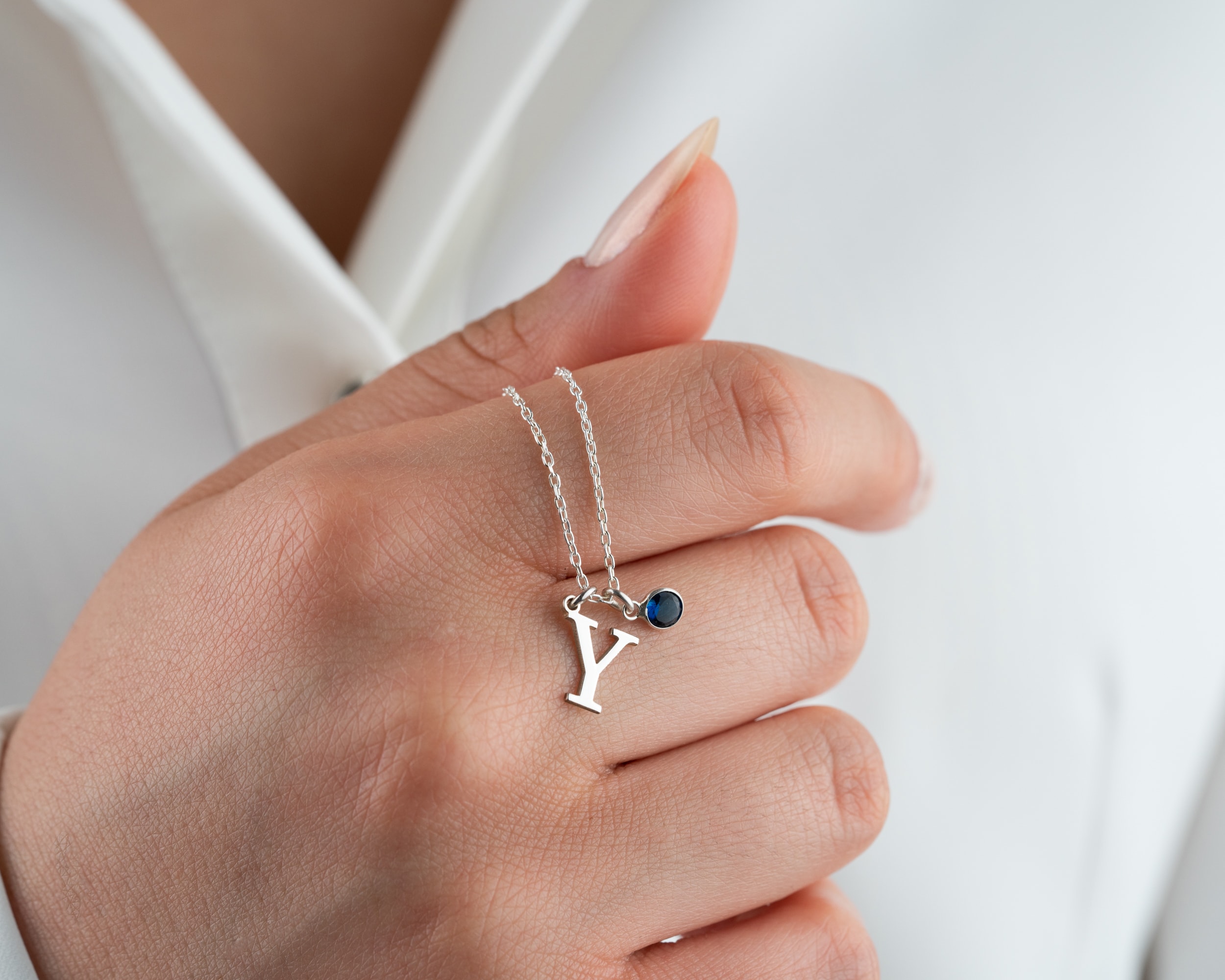 Doğum Taşlı Harf Kolye – Işıltılı ve Kişisel Bir Dokunuş