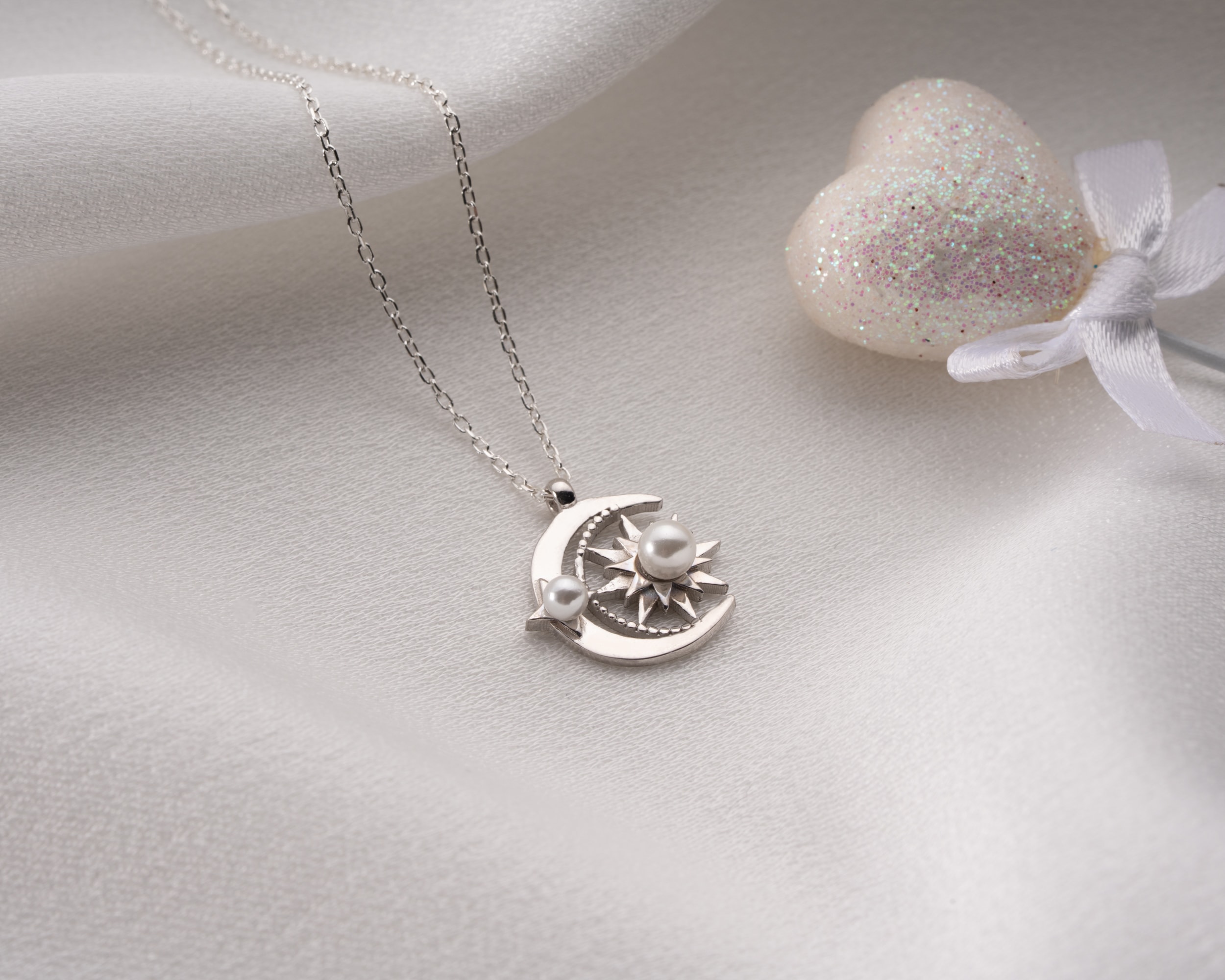 Kadınlar İçin Beyaz İnci Güneş Ay Kolye – Zarif ve Anlamlı Tasarım
