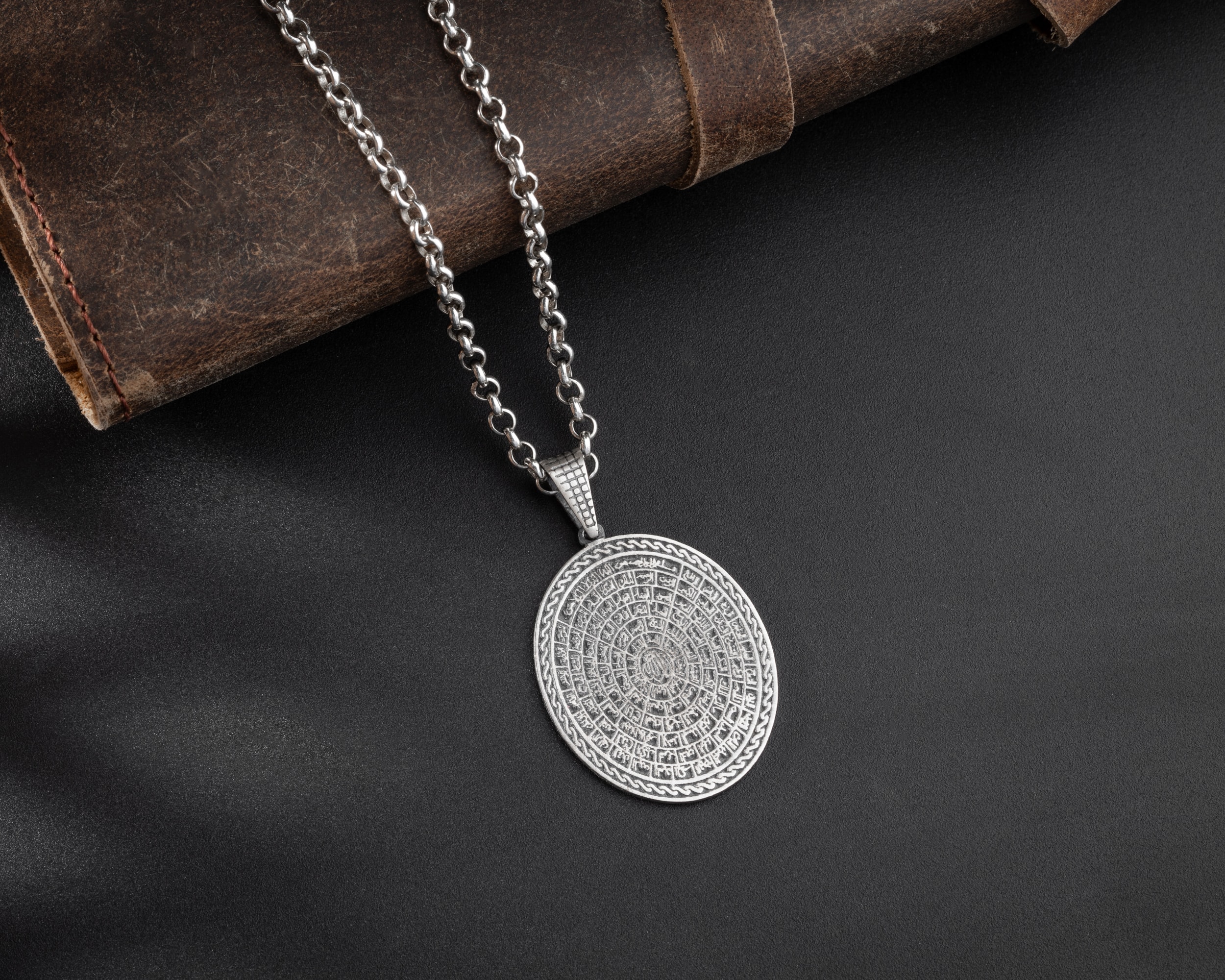 Allah’ın 99 İsmi Arapça Yazılı Erkek Kolye | Tilki Kuyruğu Zincirli Manevi ve Şık Tasarım