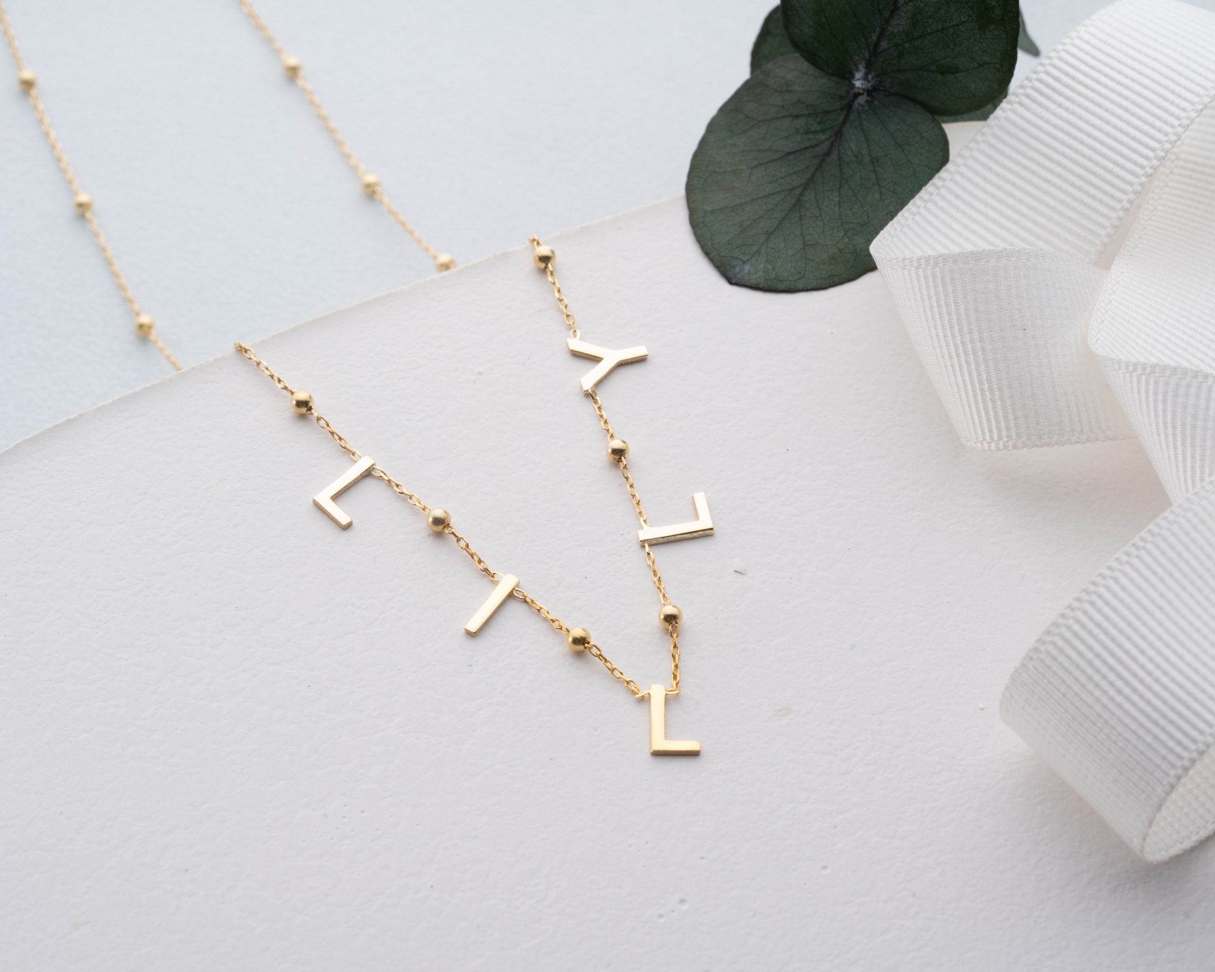 Aralıklı Harf Sembollü İsim Harf Kolye – Top Zincirli Kişiye Özel Zarif Tasarım