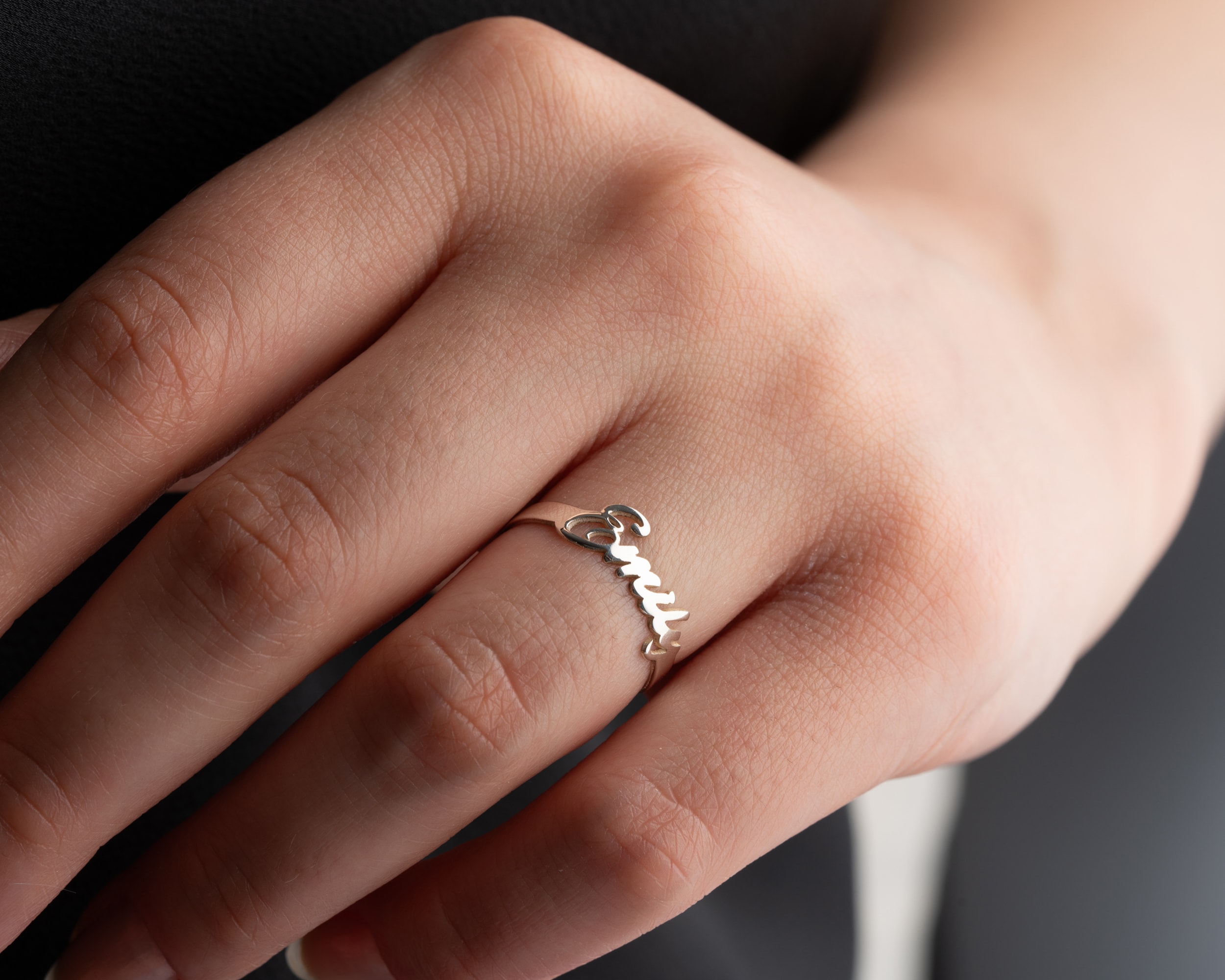 Kişisel İsimli Gümüş Yüzük – Minimal ve Anlamlı Tasarım