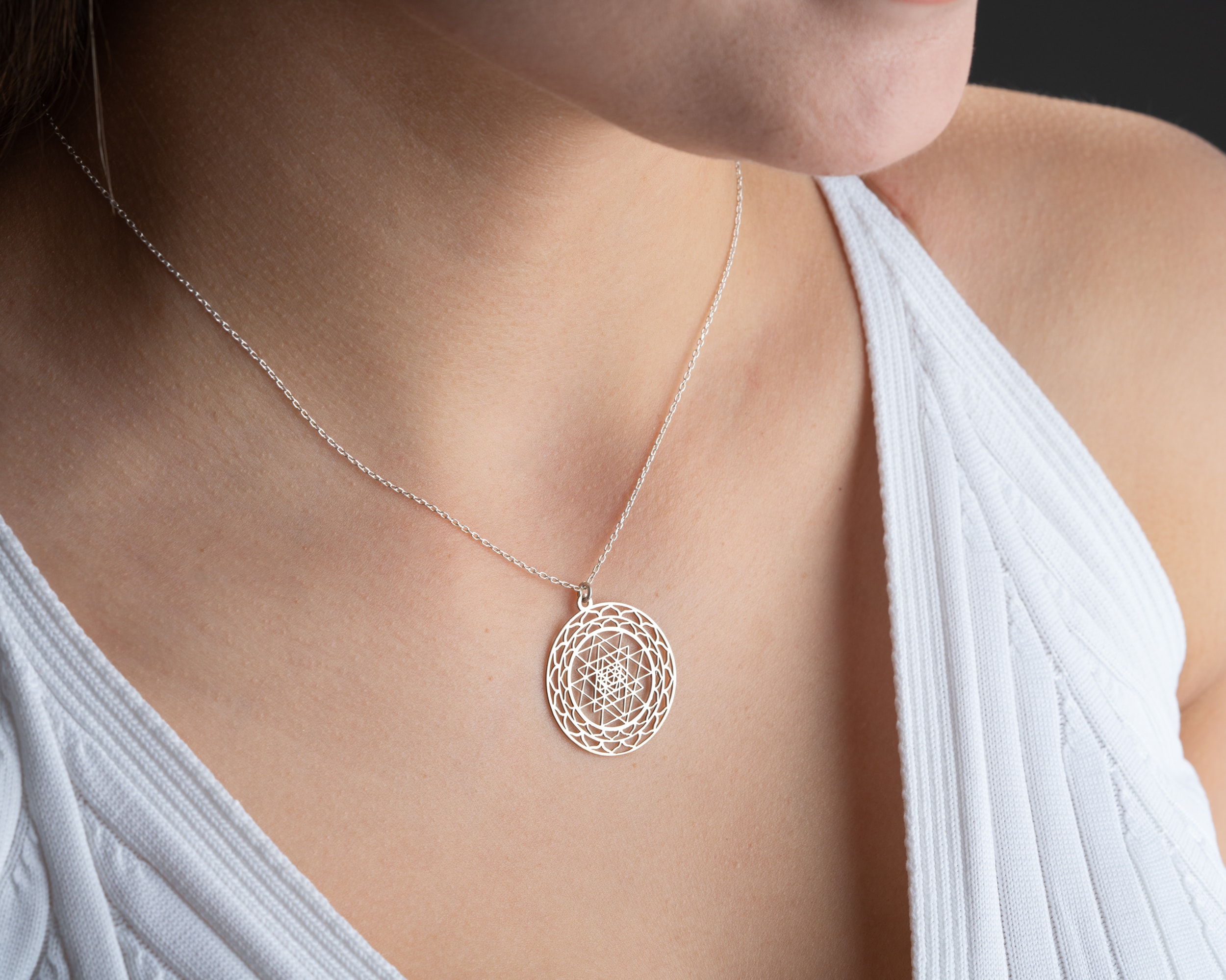 Sri Yantra Yuvarlak Spiral Kesim 925 Ayar Gümüş Kolye – Spiral Kesim Spiritüel Takı