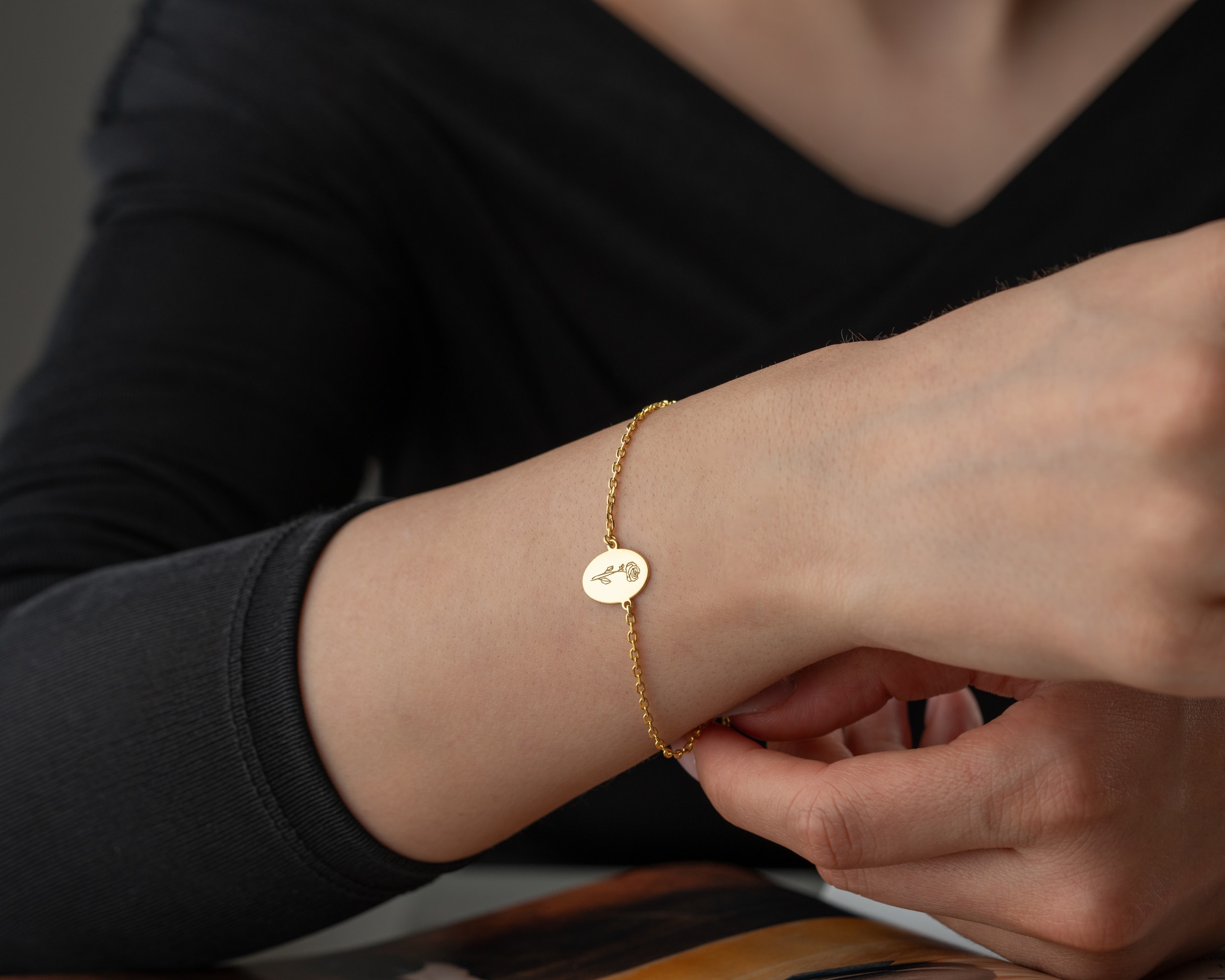 Oval Doğum Çiçekli Bileklik – Kişiye Özel Tasarım | Minimal ve Zarif