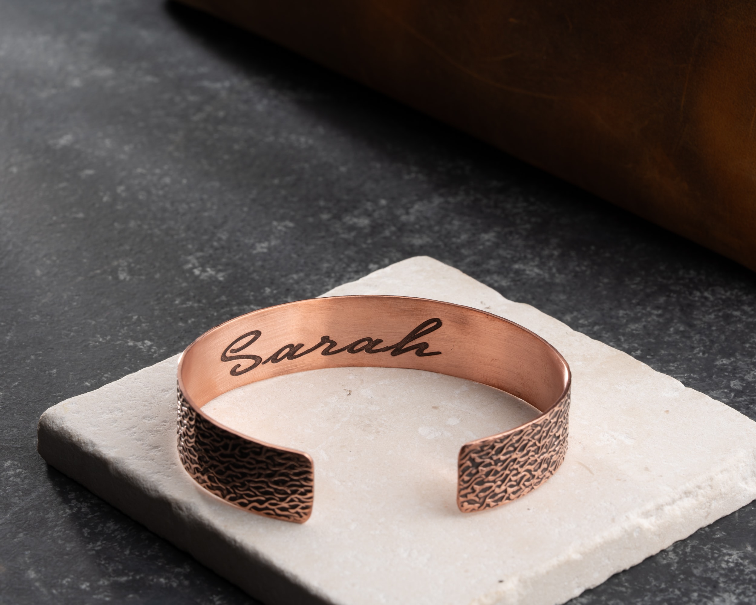 El Yapımı Kalem İşçiliği Bakır Bileklik – Gizli Mesajlı, Kişiye Özel Tasarım