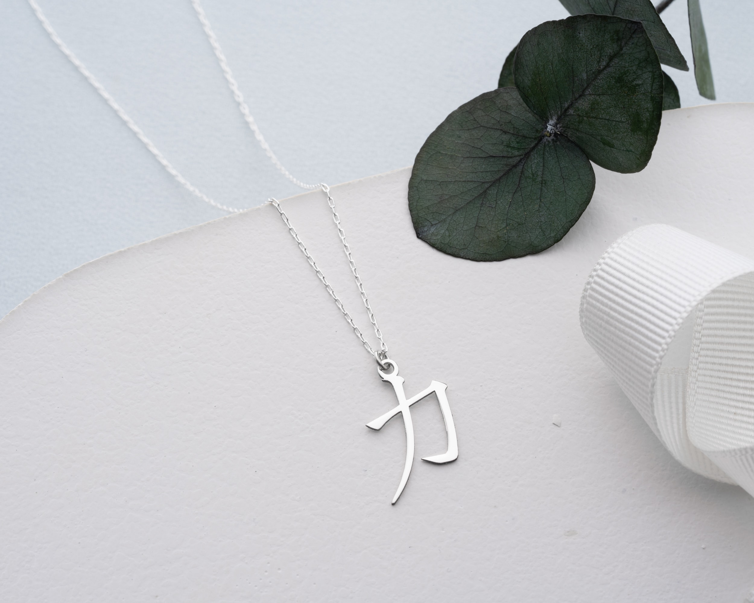 Japon Kanji Güç Sembolü Kolye – Minimalist, Anlamlı ve Motivasyon Verici Tasarım