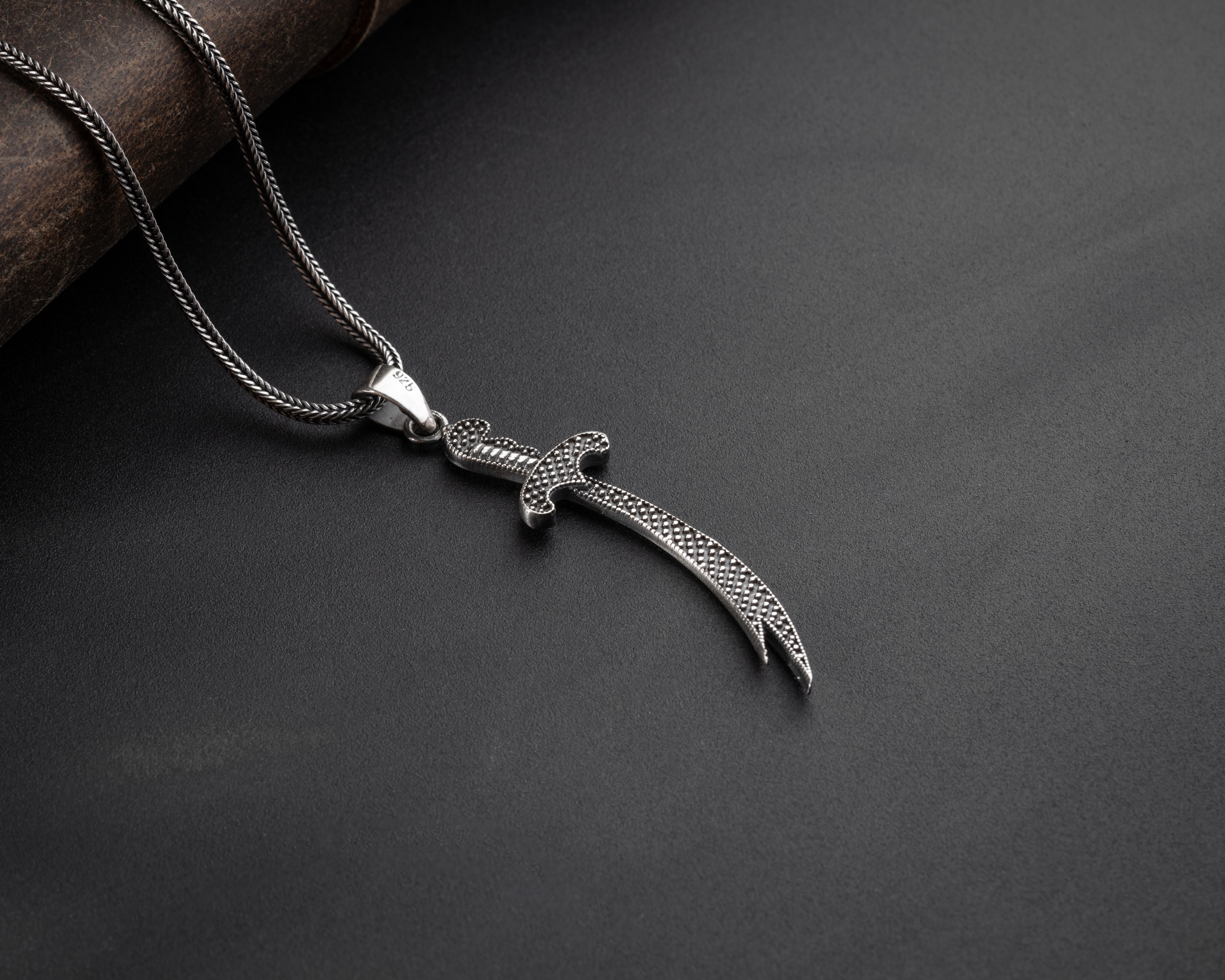 İşlemeli Zülfikar Erkek Kolye | Tilki Kuyruğu Zincirli Güç ve Kararlılık Tasarımı