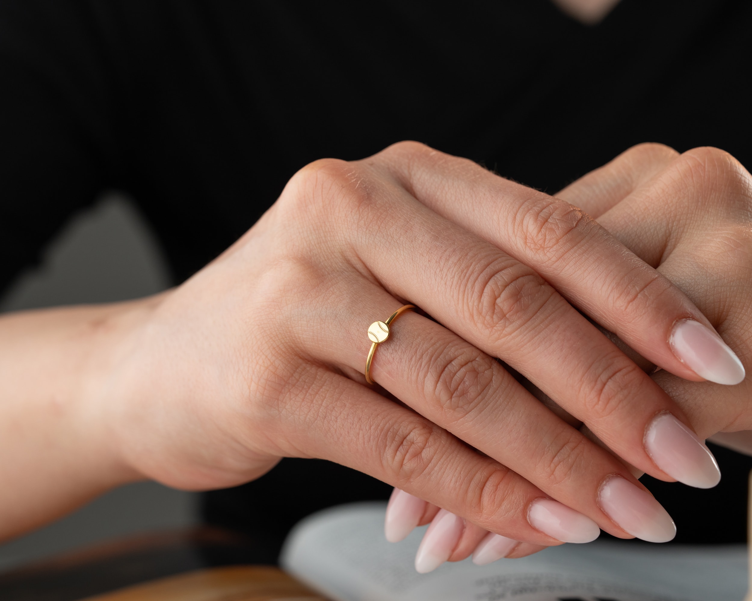 Top Şeklinde Yüzük – Zarif Basketbol, Voleybol, Futbol Yüzüğü