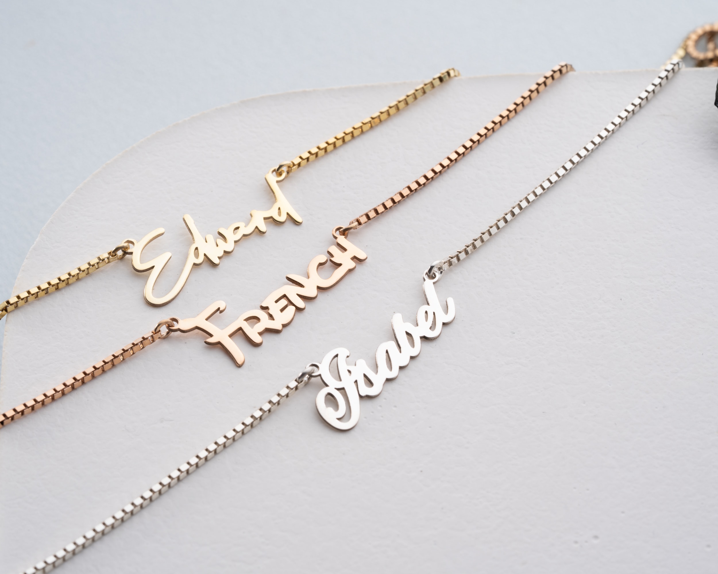 İsim Kolye Küp Zincir – Zarafet ve Kişisel Dokunuşun Buluştuğu Tasarım