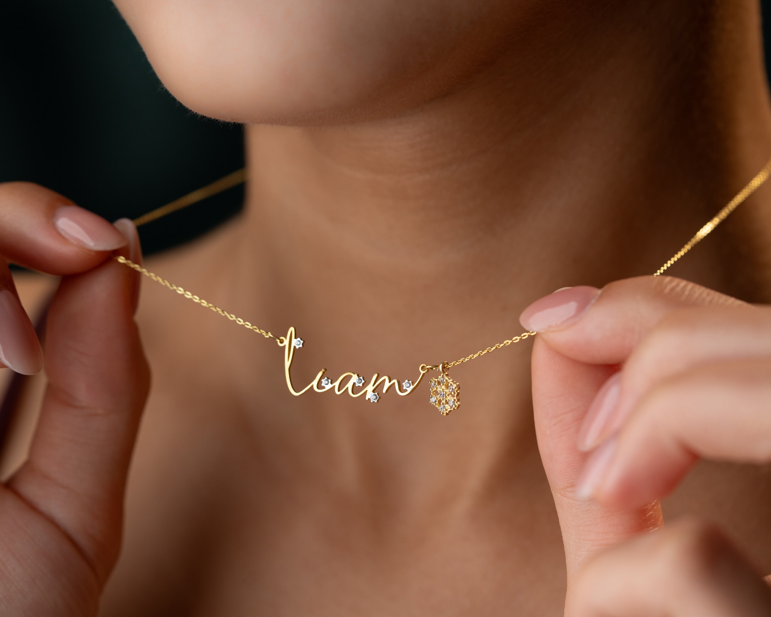 925 Gümüş Sallanan Charmlı Taşlı İsim Kolye – Zarif ve Minimal Tasarım