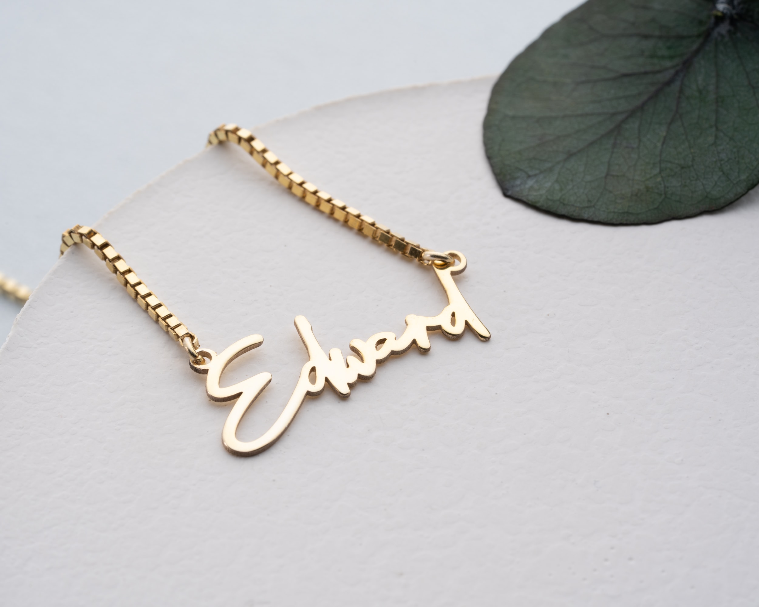 İsim Kolye Küp Zincir – Zarafet ve Kişisel Dokunuşun Buluştuğu Tasarım