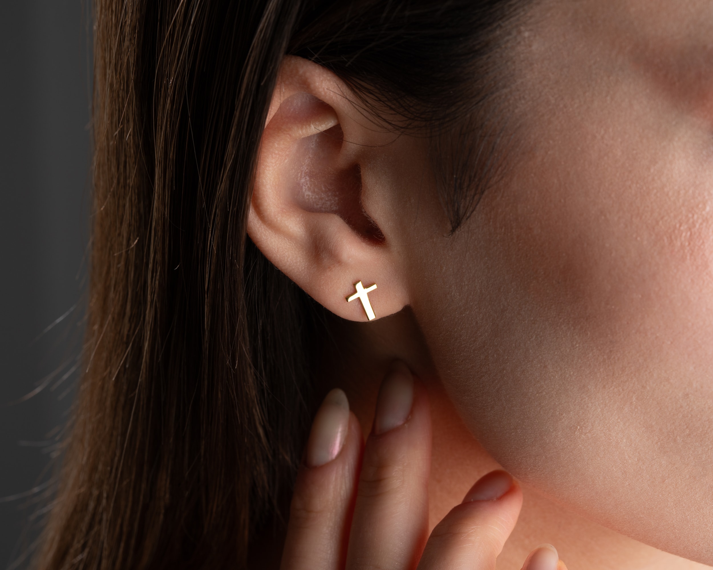 Çivili Haç Küpe – Minimal ve Şık Tasarım | İnanç ve Stil Bir Arada