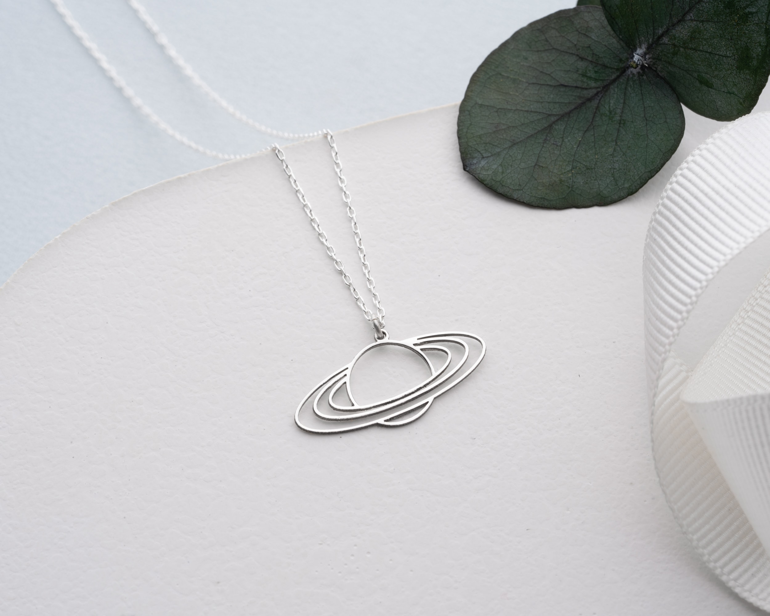 Starün Kolye – Minimal ve Şık Tasarım ile Işıltınızı Yansıtın