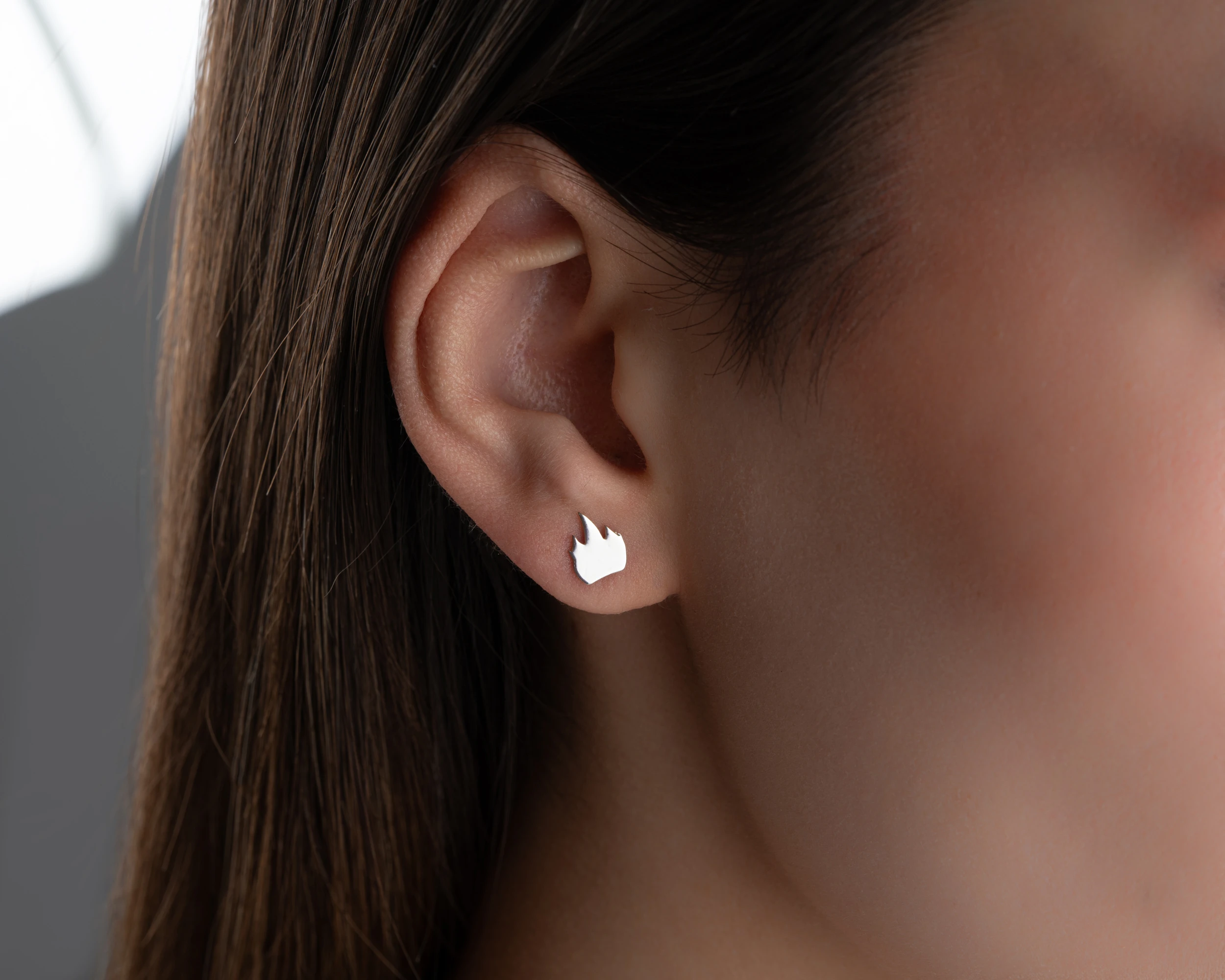 Çivili Alev Küpe 925 Ayar Gümüş – Kadın Takısı - Cesur ve Modern Stil