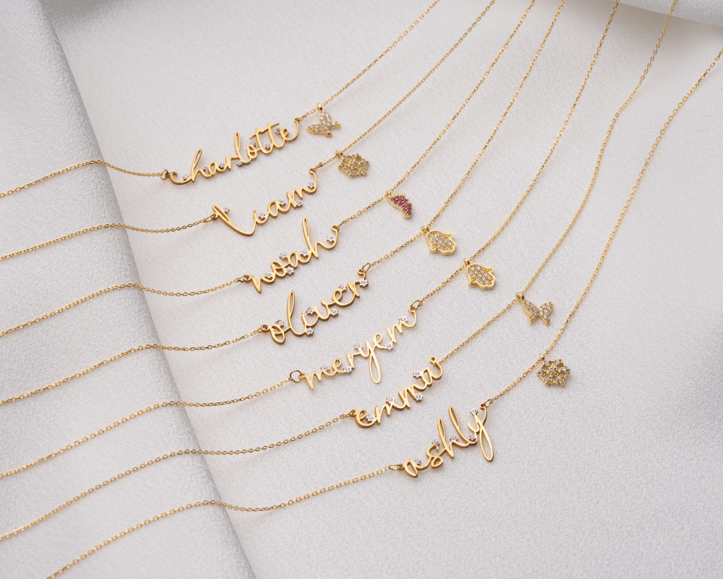 925 Gümüş Sallanan Charmlı Taşlı İsim Kolye – Zarif ve Minimal Tasarım