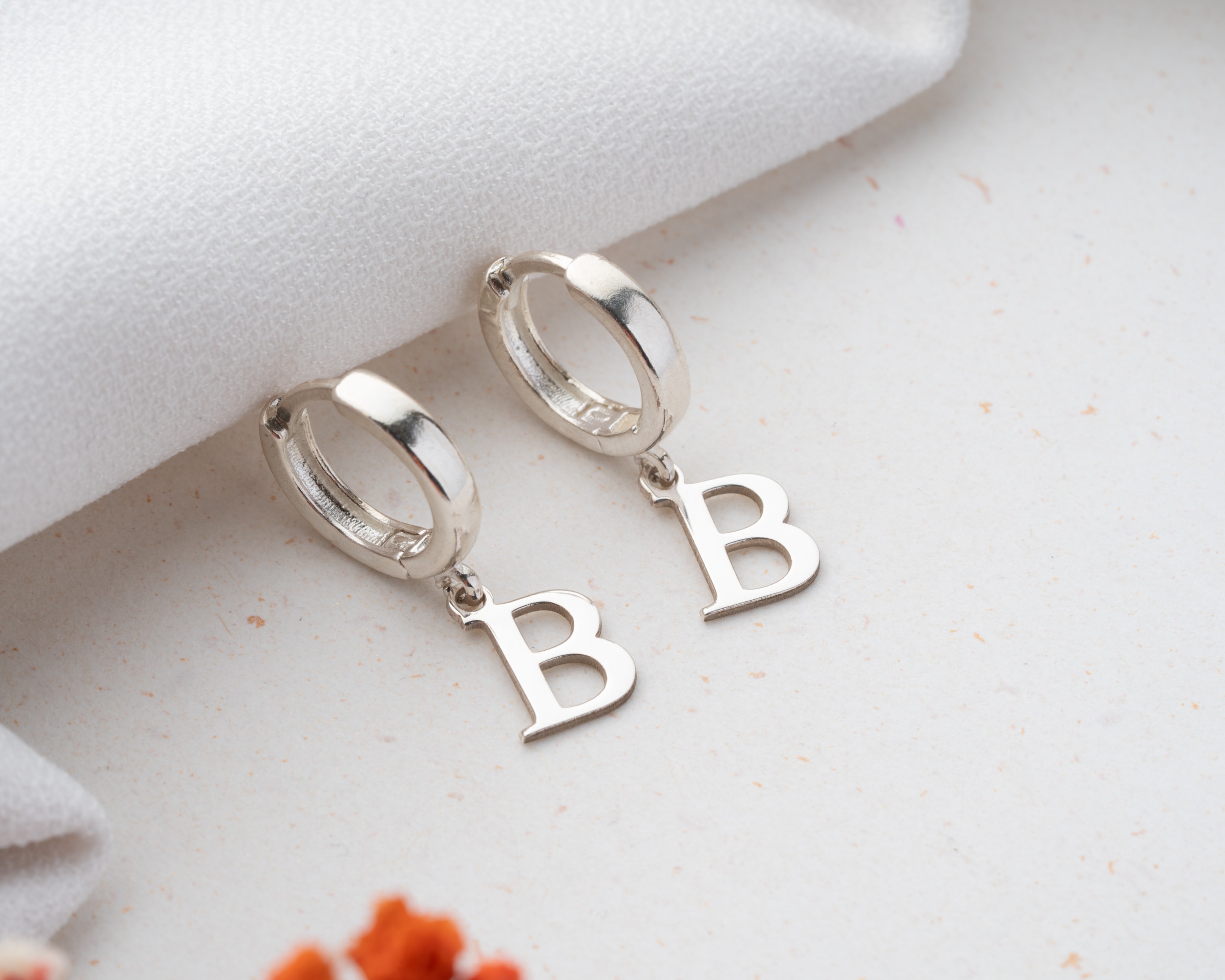 925 Gümüş Sallantılı Harf Küpe – Minimal ve Zarif Tasarım