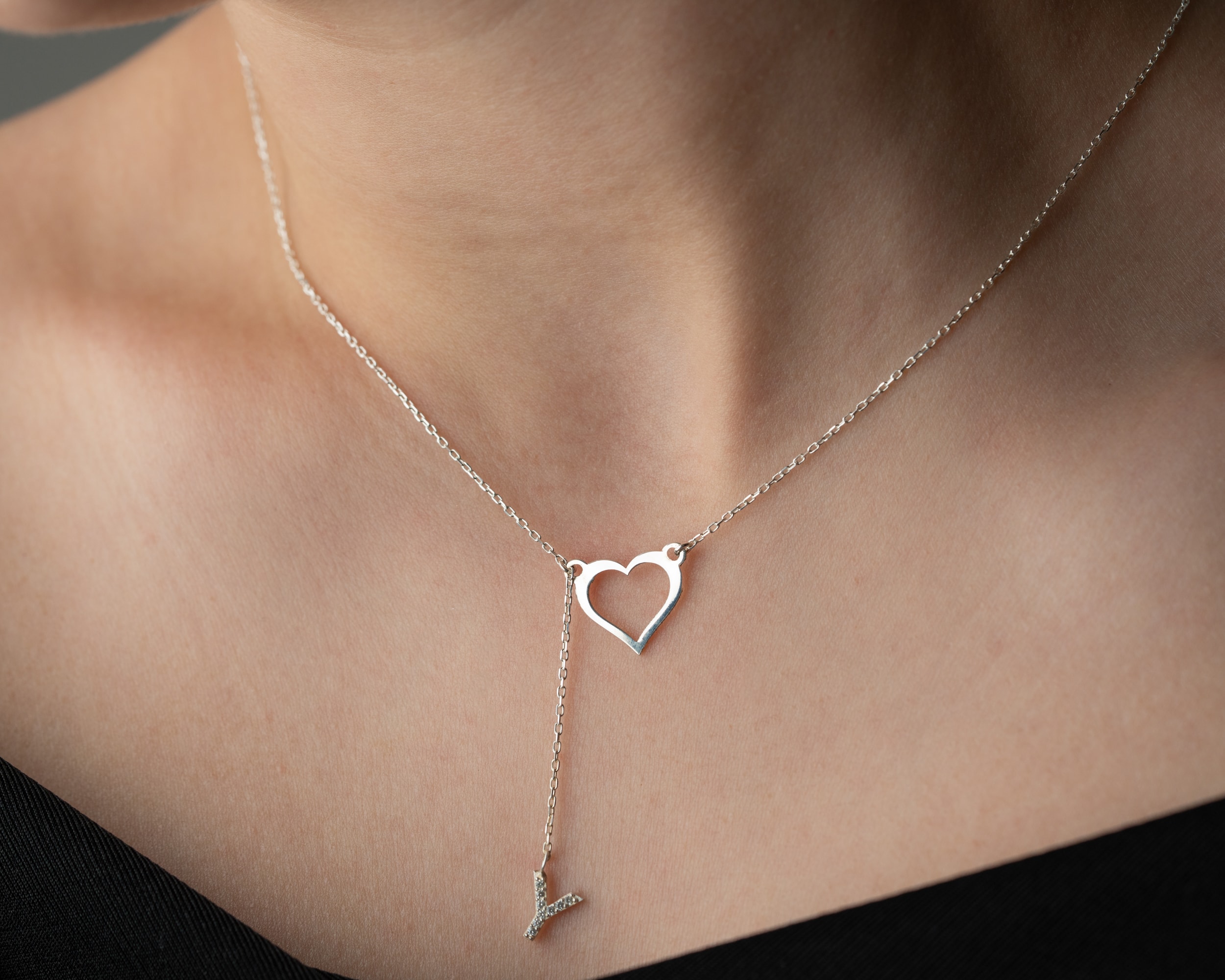 Harf Sallantılı Kalp Kolye | Y Kolye ile Minimal ve Şık Tasarım