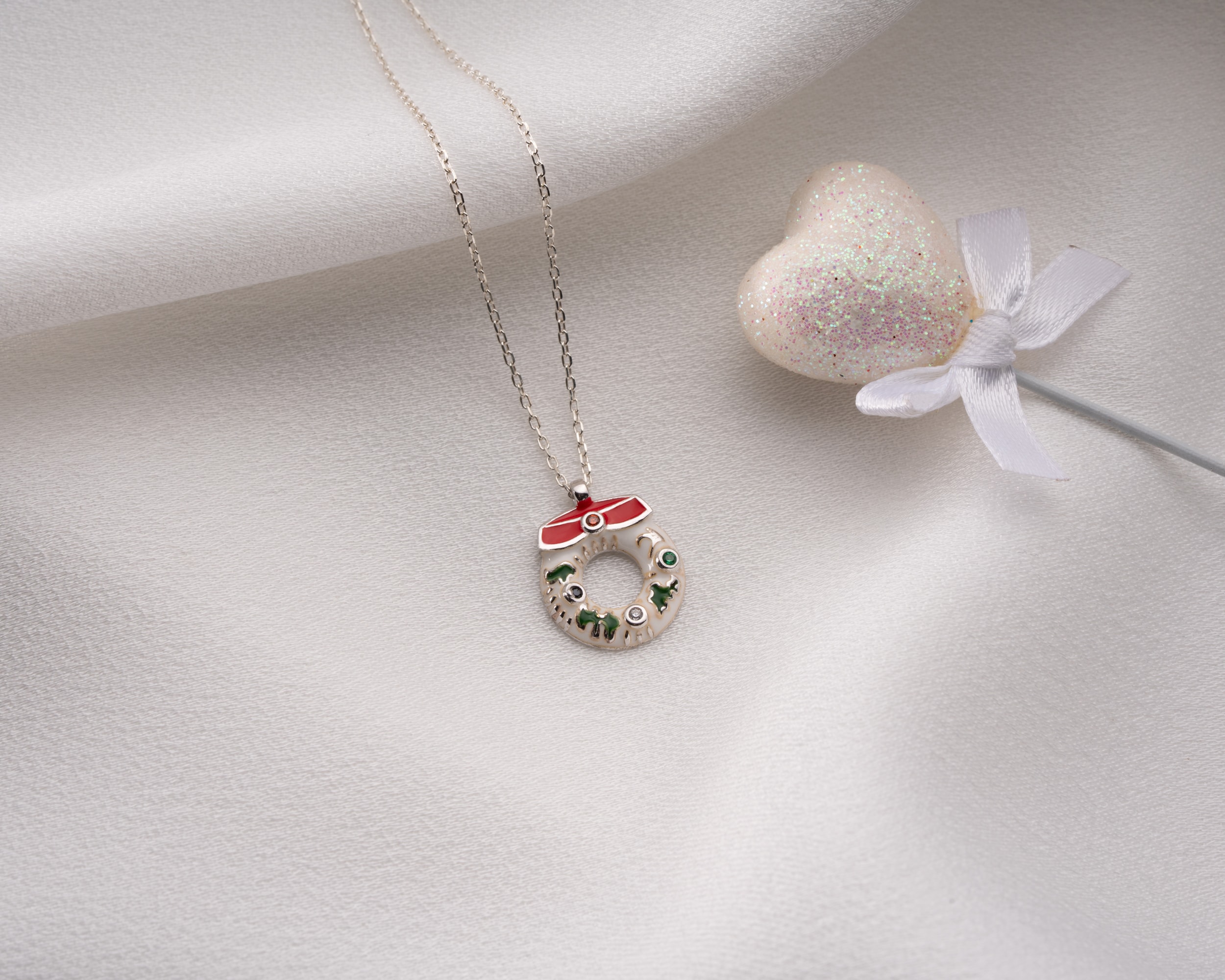 🎀 Mineli Yılbaşı Simit Figürlü Kolye – Tatlı ve Işıltılı Kış Aksesuarı
