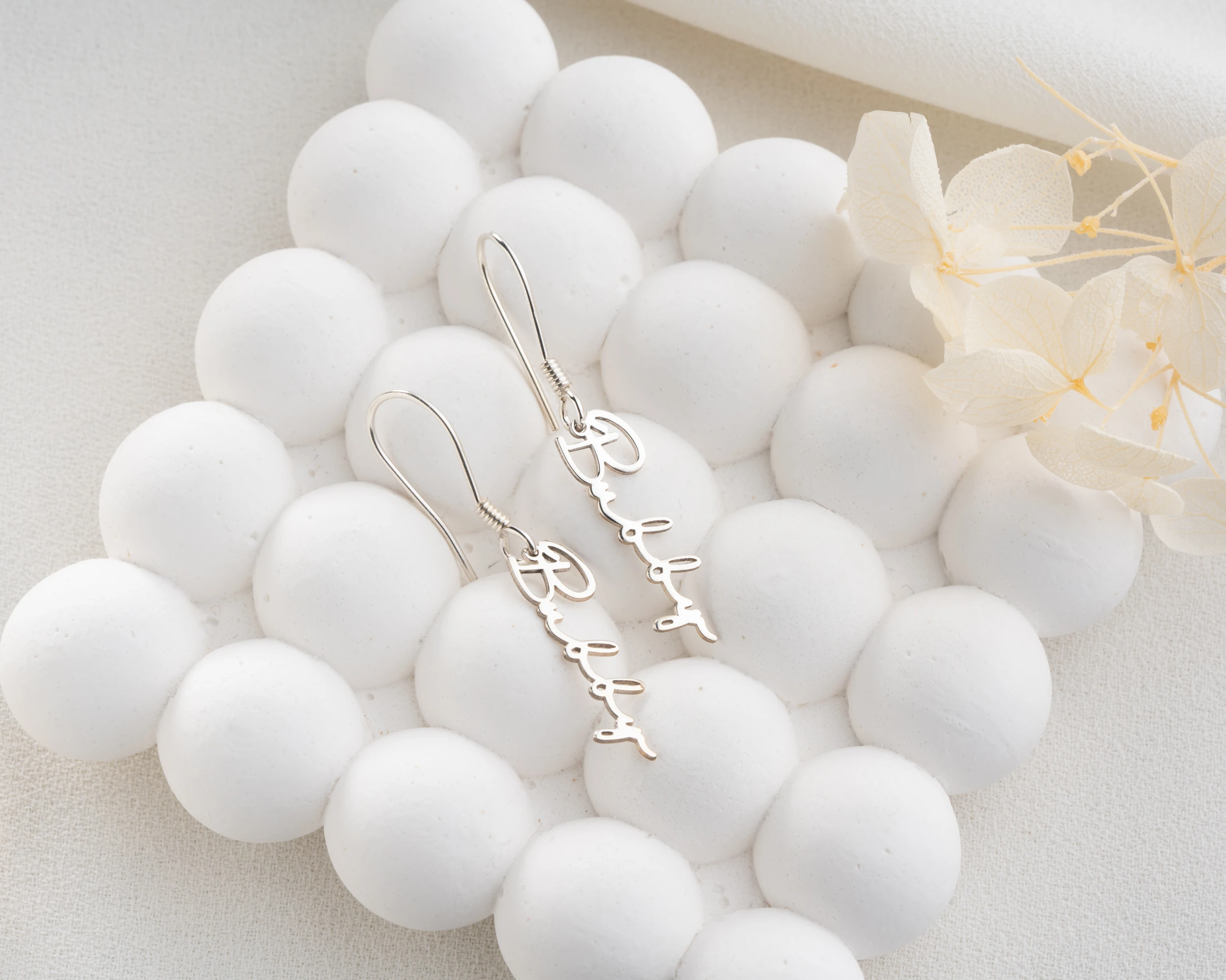 Dik Sallantılı İsim Küpe 925 Ayar Gümüş – Kişiselleştirilebilir Kadın Takısı