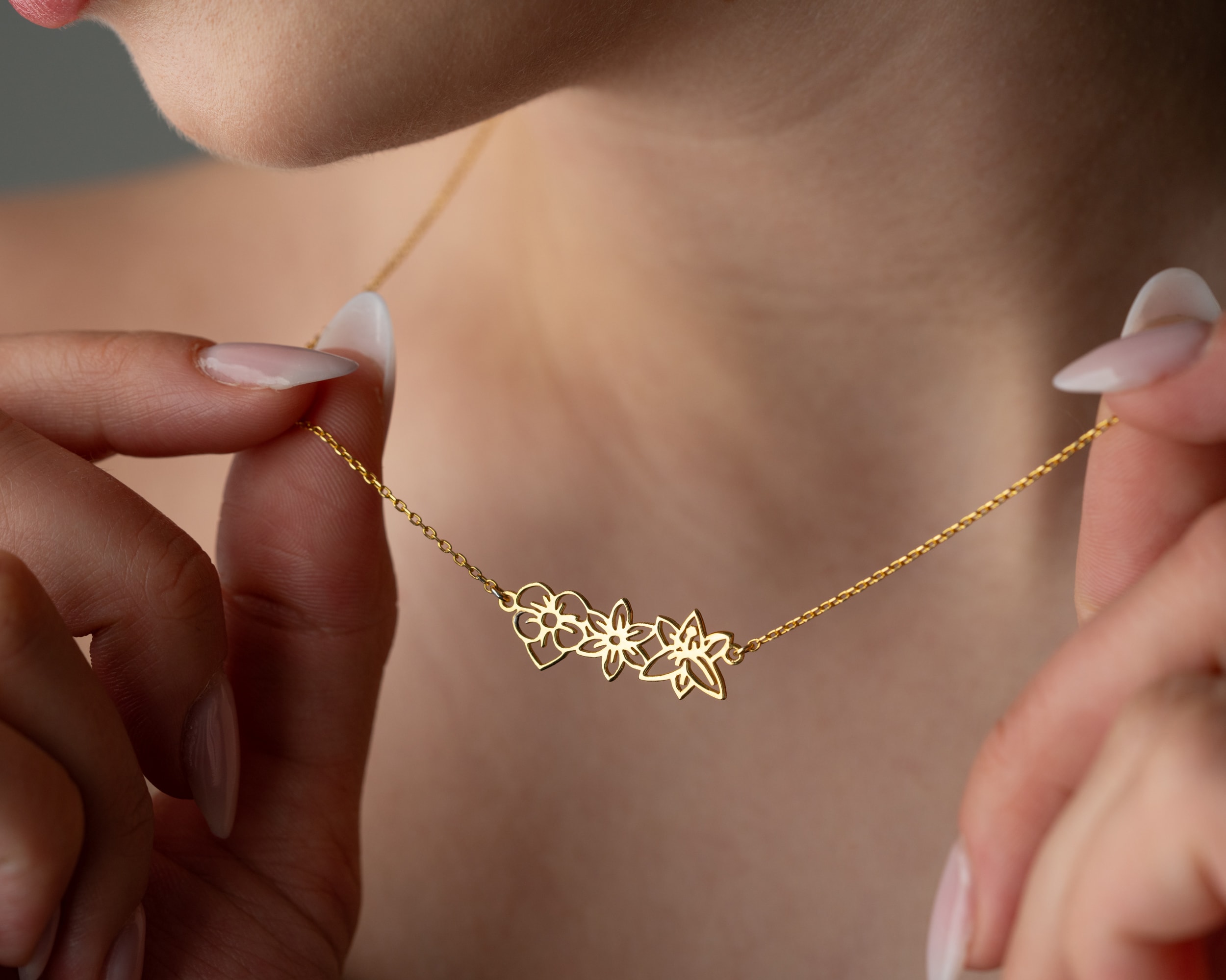 Aileyi Sembolize Eden Çoklu Doğum Çiçekli Kolye – Kişiselleştirilebilir Tasarım