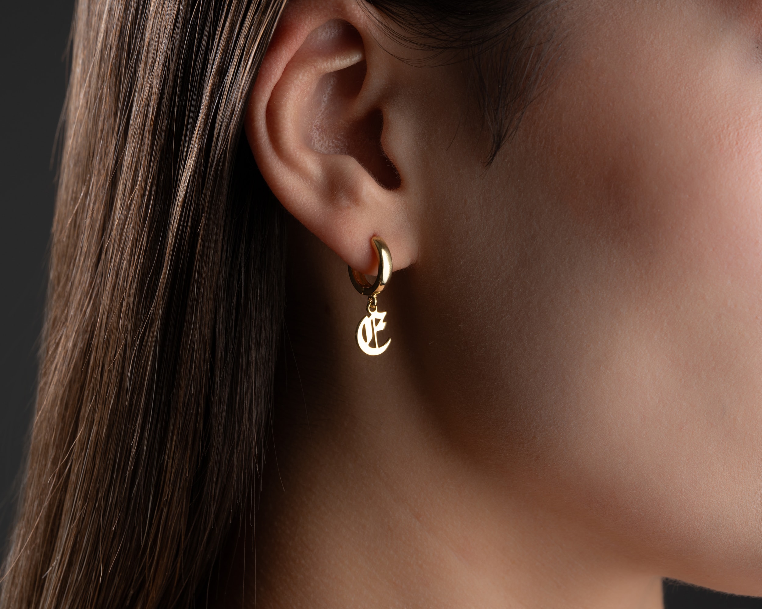 925 Gümüş Sallantılı Harf Küpe – Minimal ve Zarif Tasarım