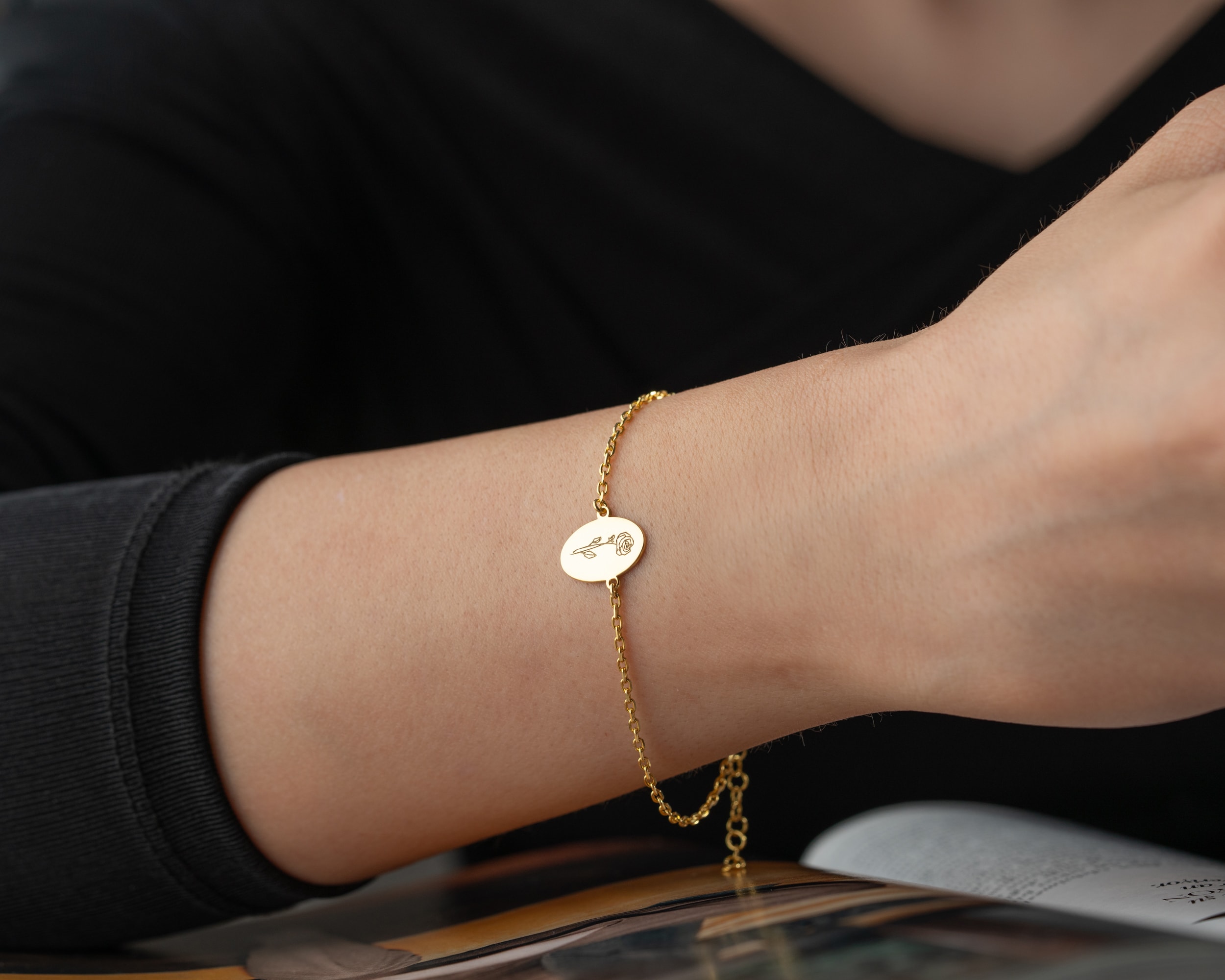 Oval Doğum Çiçekli Bileklik – Kişiye Özel Tasarım | Minimal ve Zarif