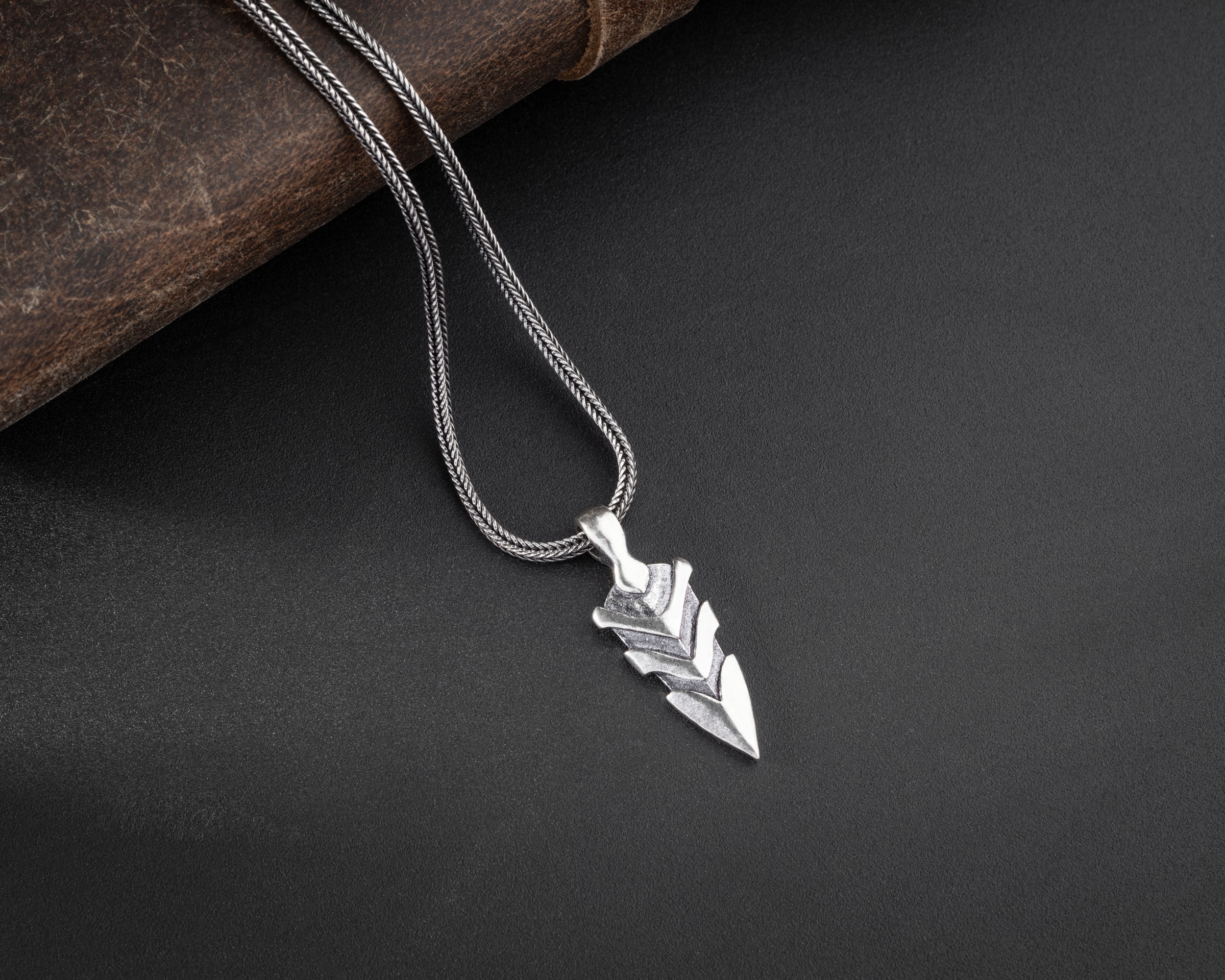 Ok Ucu Erkek Kolye | Tilki Kuyruğu Zincirli Güç ve Kararlılık Tasarımı